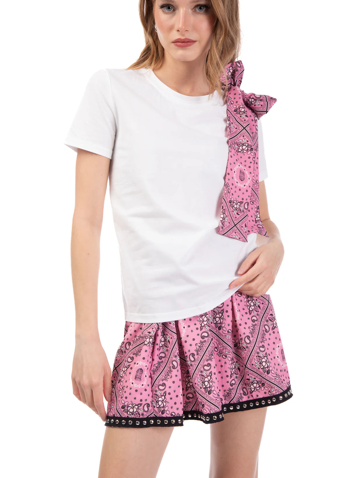T-shirt con fiocco a contrasto