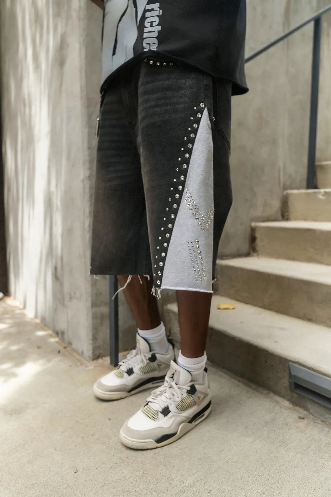 Short con inserti in felpa e applicazioni
