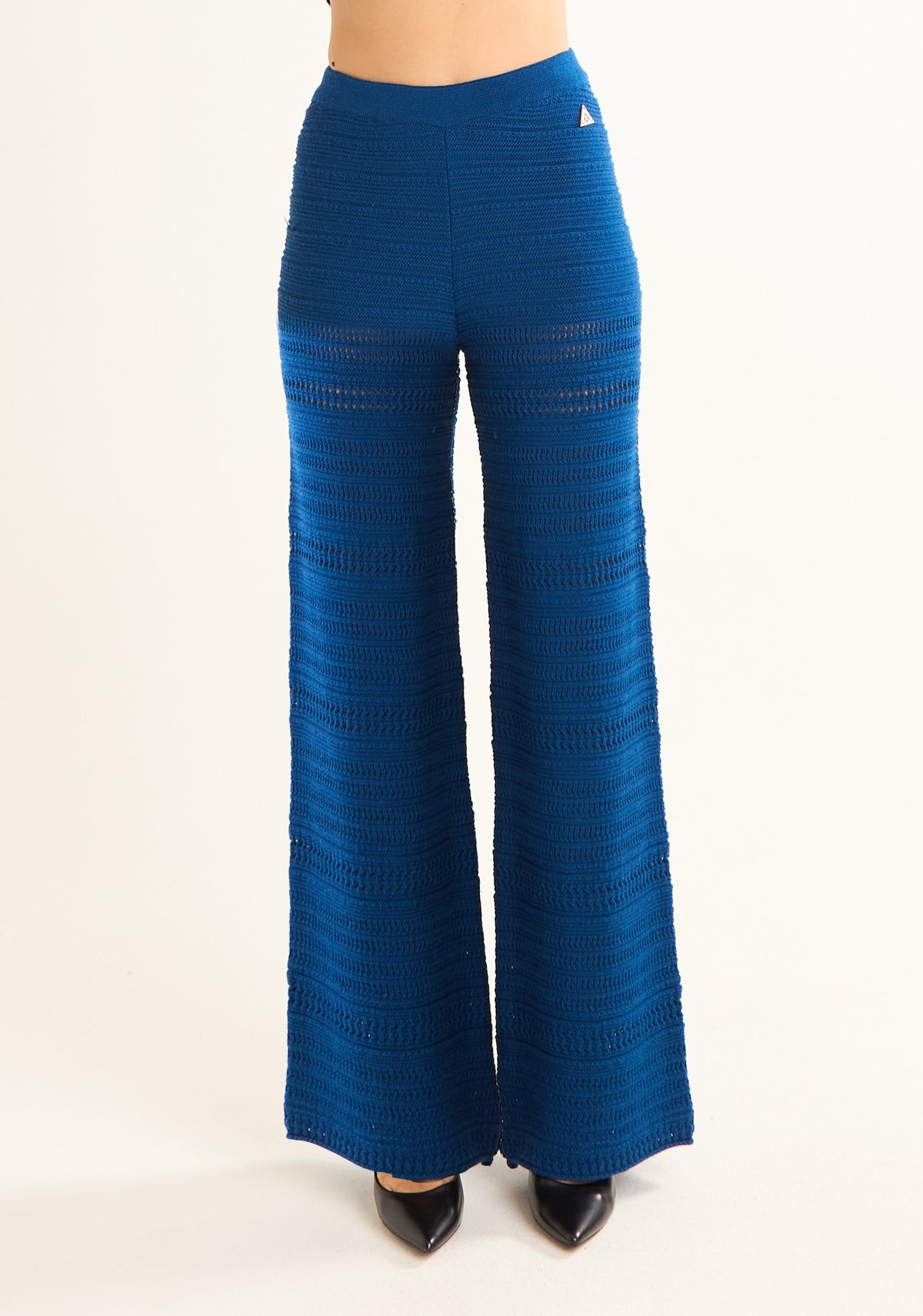 Pantalone palazzo in lavorazione a giorno