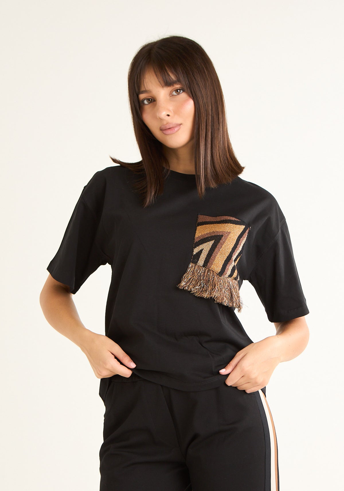 T-shirt con tasca decorativa