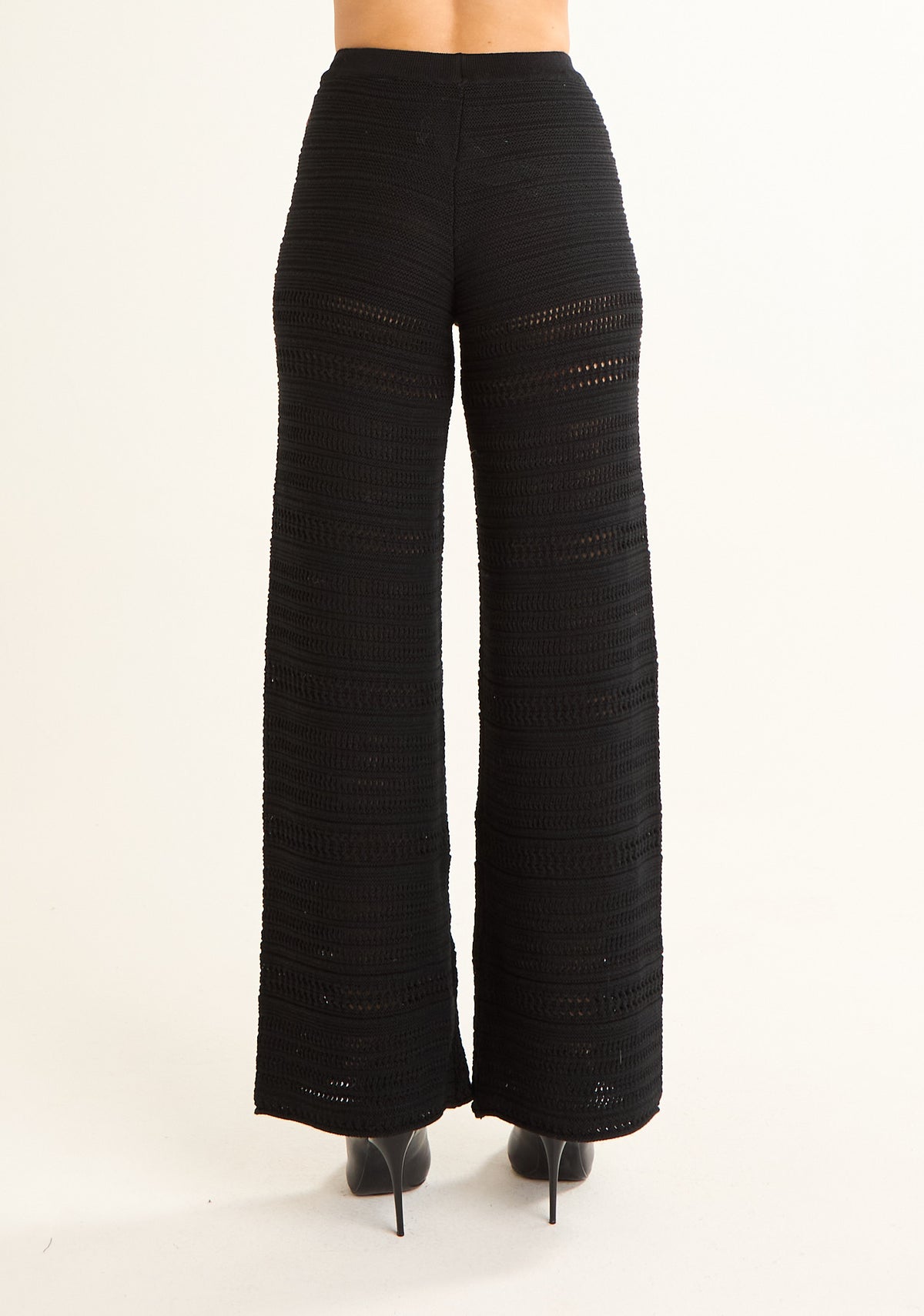 Pantalone palazzo in lavorazione a giorno
