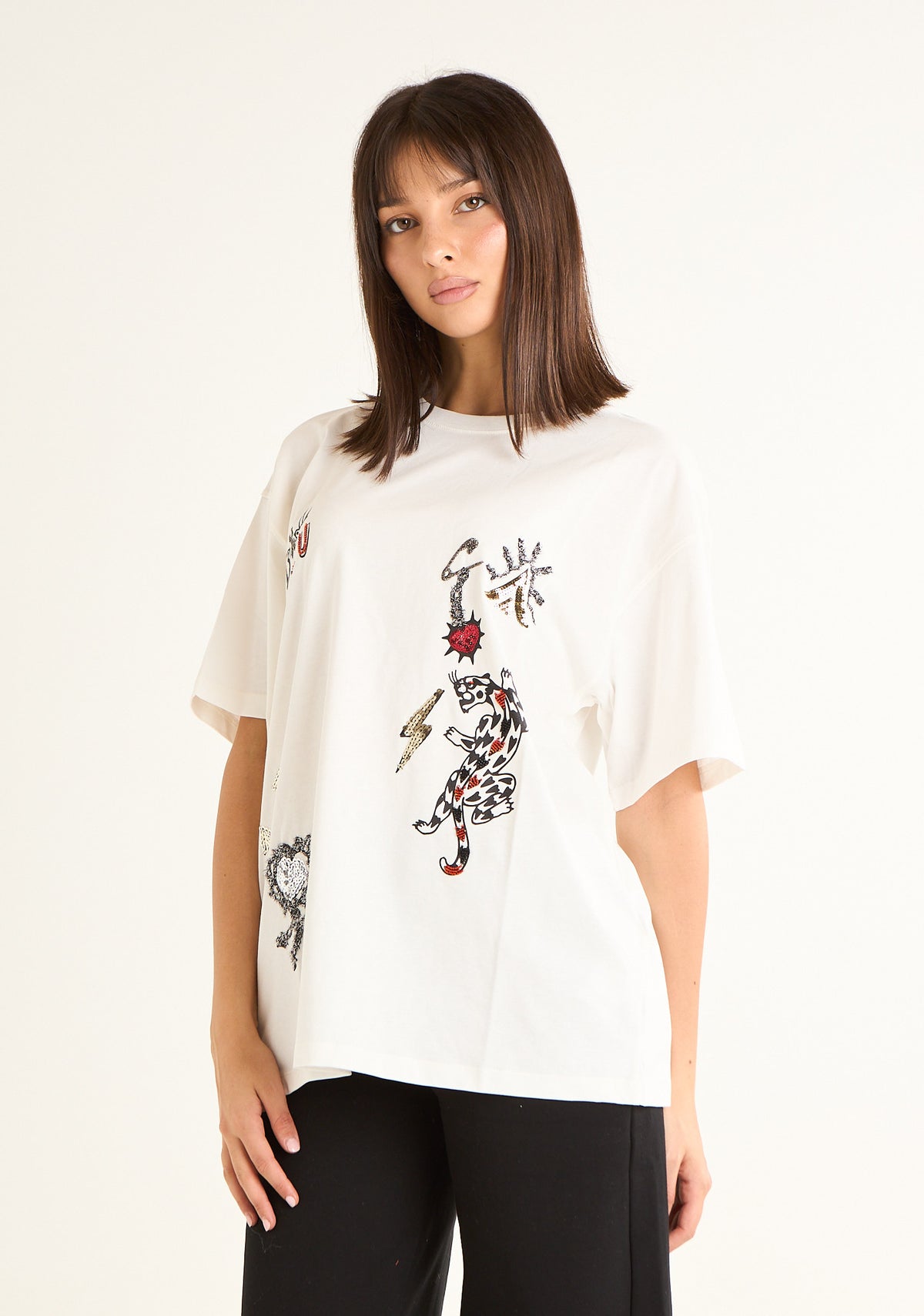 T-shirt con ricami e stampe