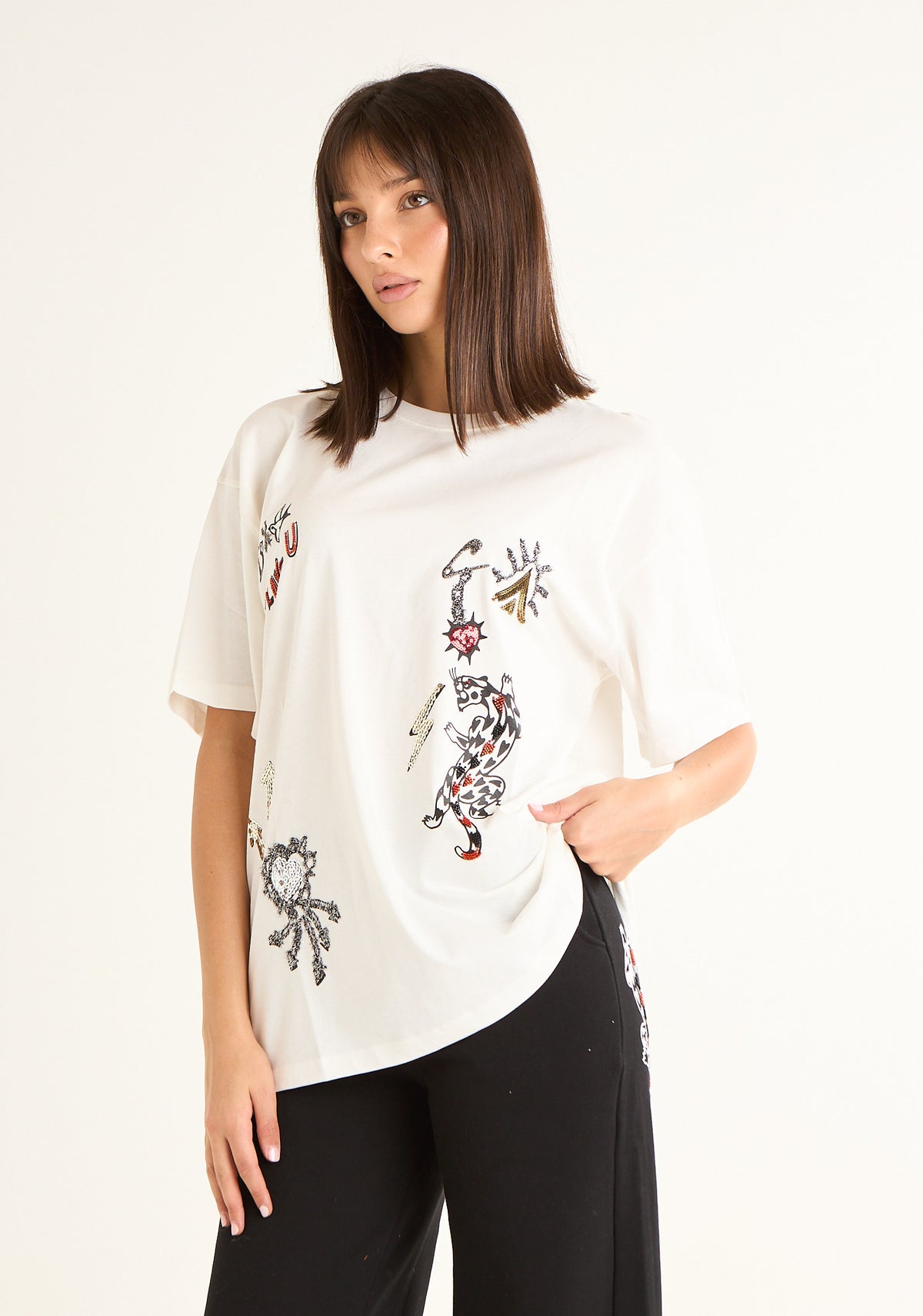 T-shirt con ricami e stampe