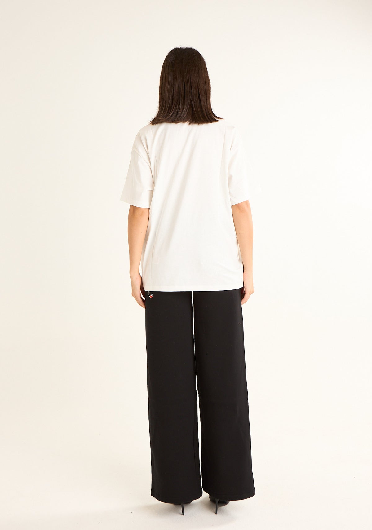 T-shirt con ricami e stampe