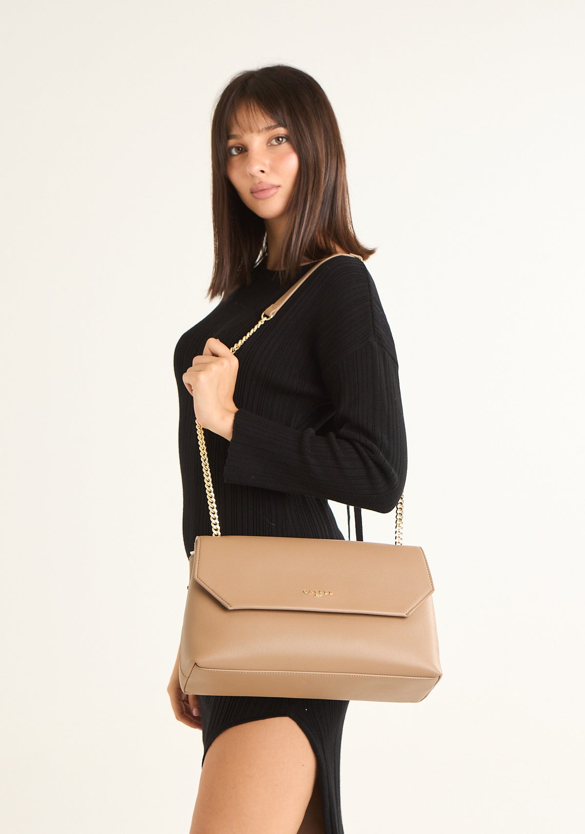 Borsa maxi a spalla con tracolla a catena