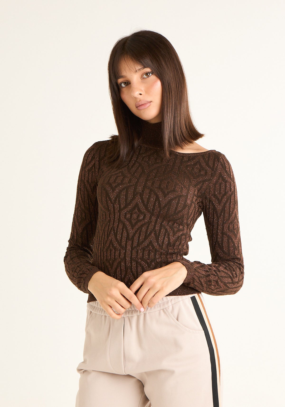 Maglia dolcevita con cut out su spalla
