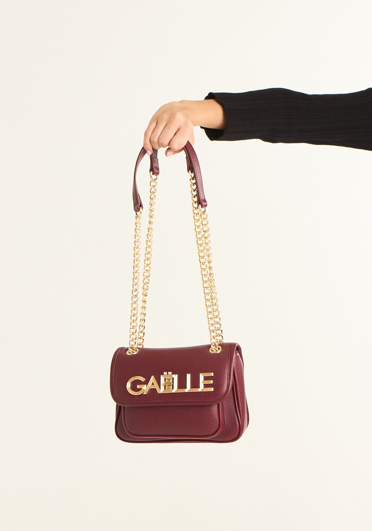 Borsa a tracolla con logo dorato grande