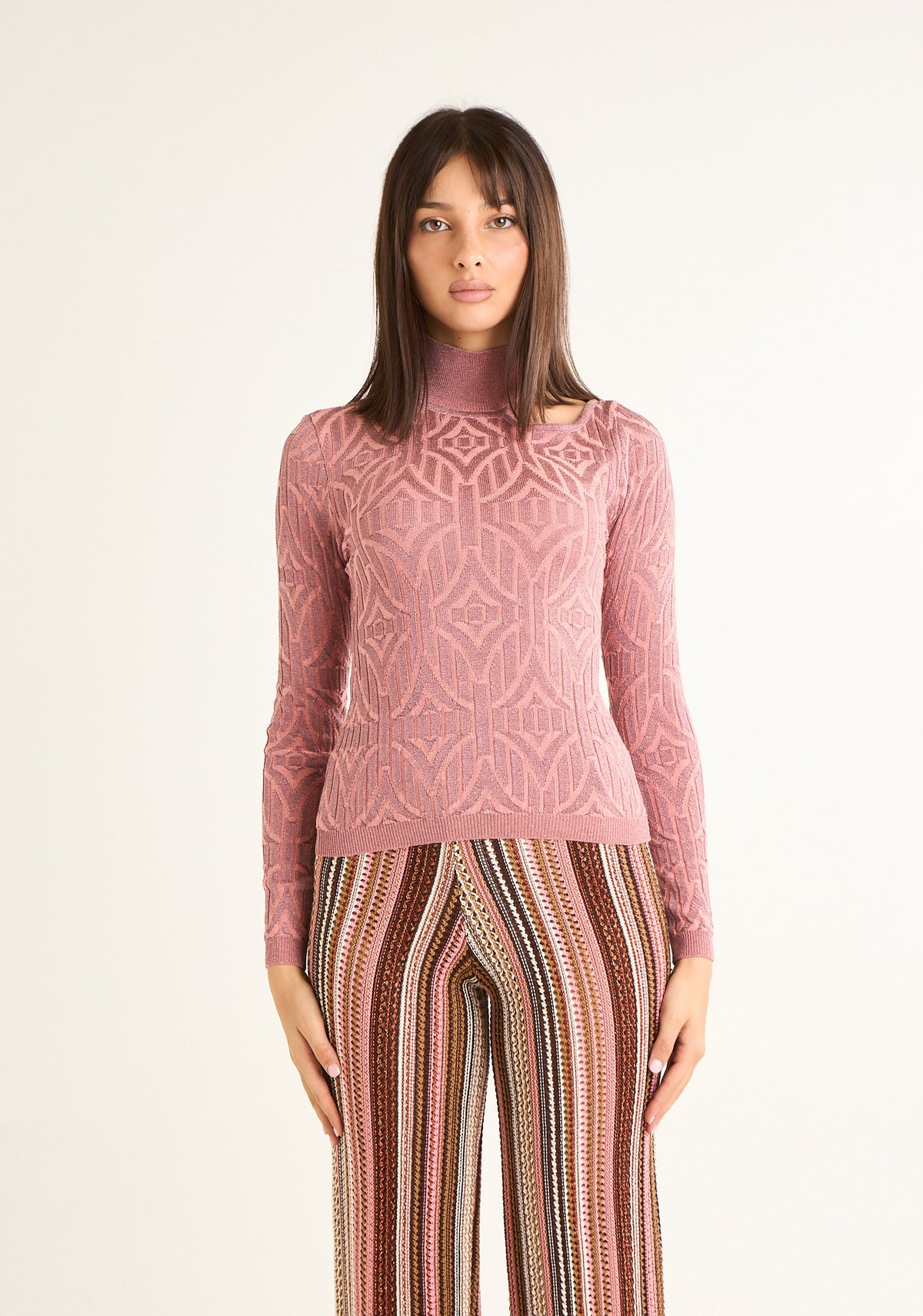 Maglia dolcevita con cut out su spalla