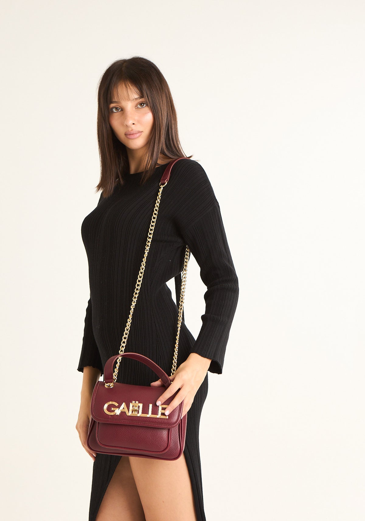 Borsa a tracolla con logo dorato grande