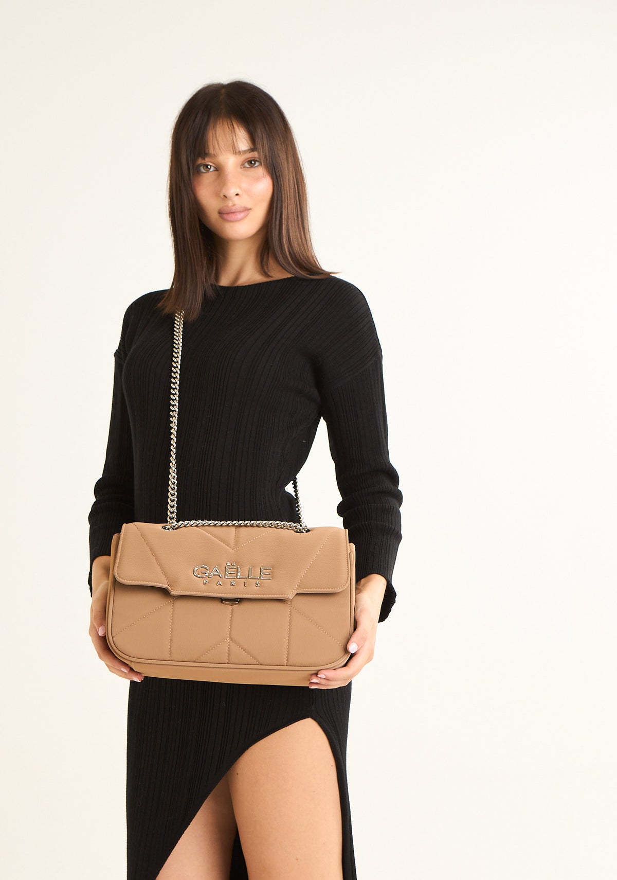 Borsa maxi con logo in metallo su patta