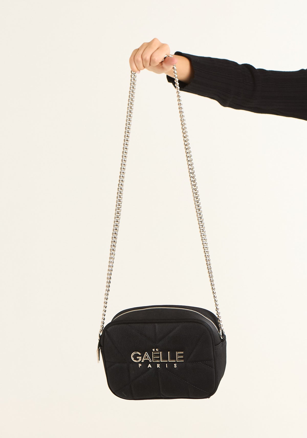 Borsa camera bag con logo in metallo
