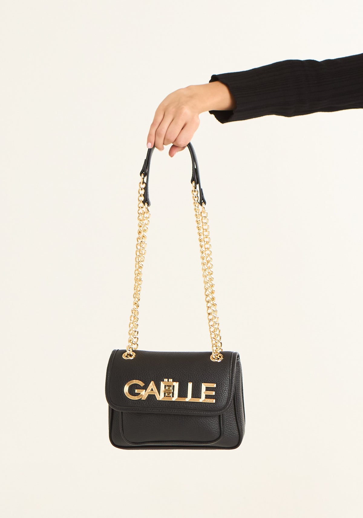 Borsa a tracolla con logo dorato grande