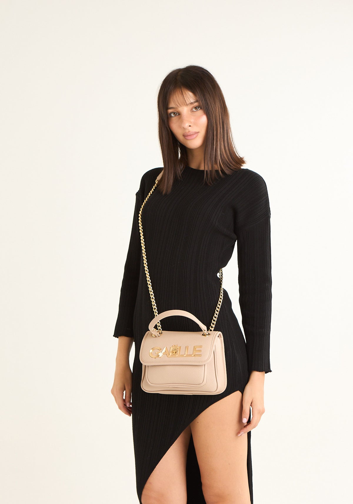 Borsa a tracolla con logo dorato grande