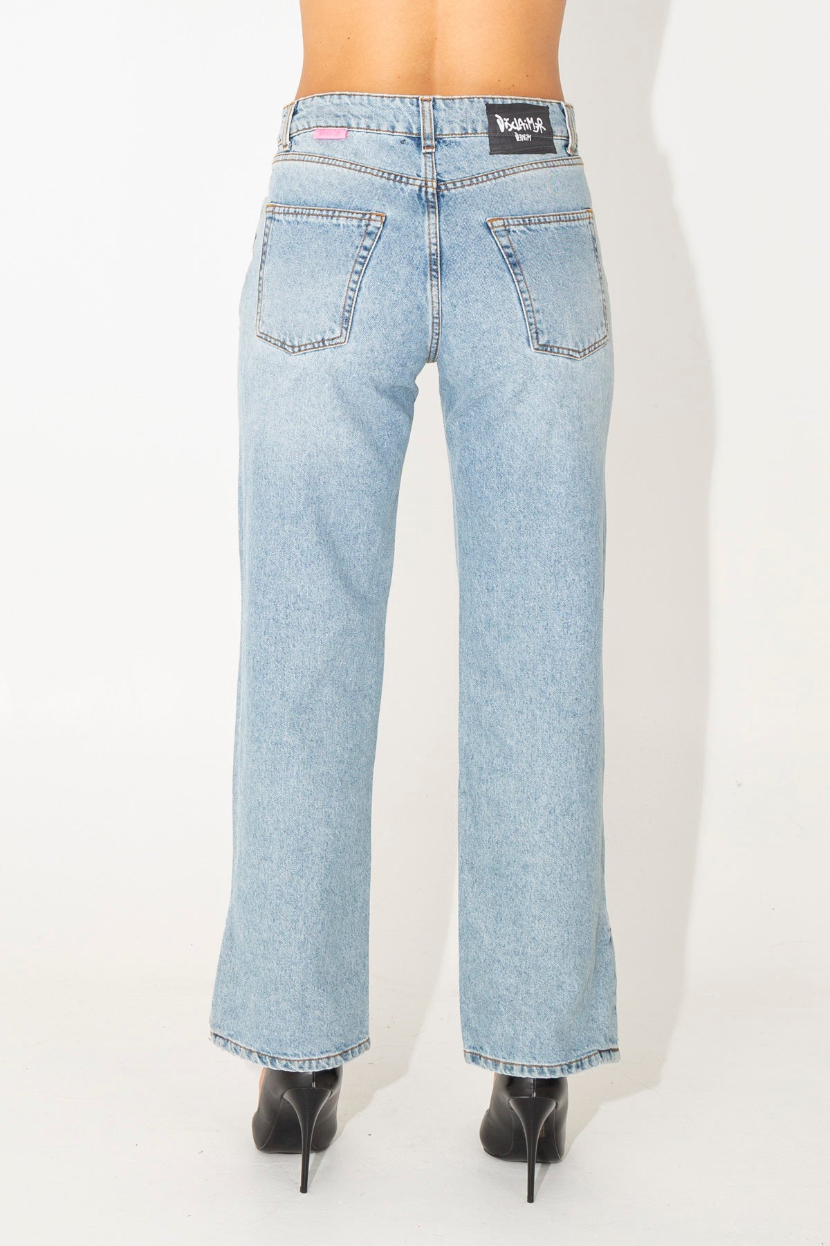 Jeans palazzo con dettaglio su fondo