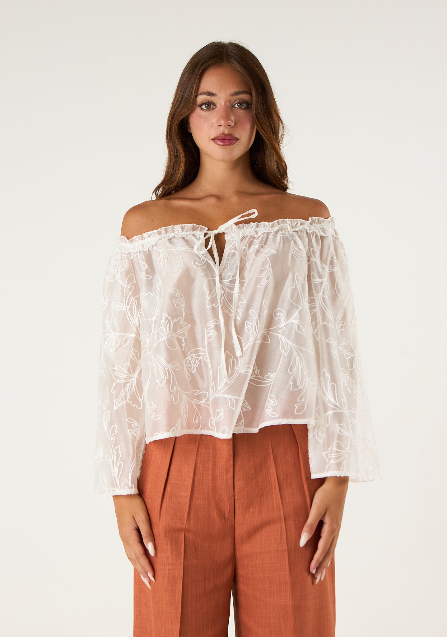 Blusa trasparente con scollo a barca