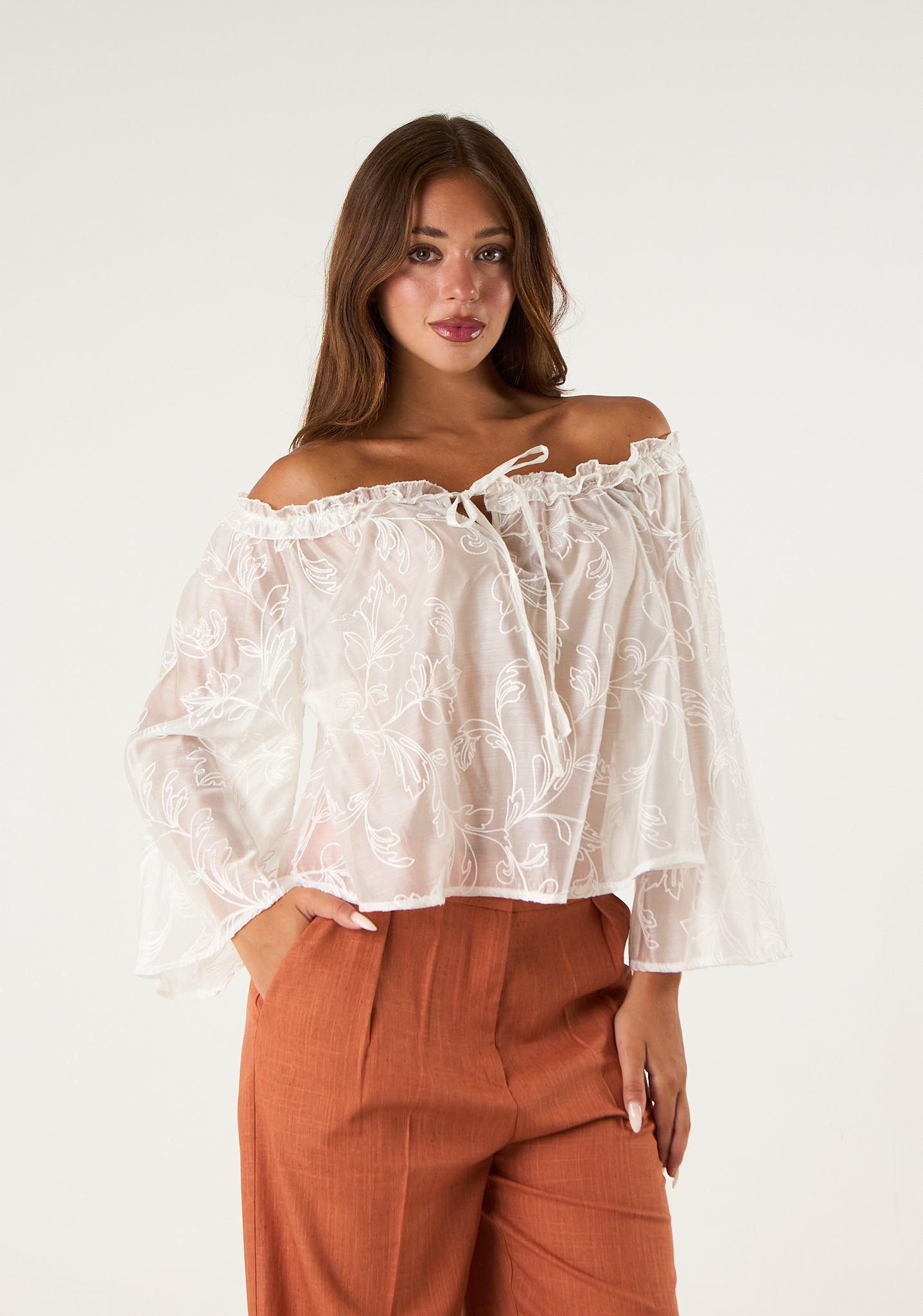 Blusa trasparente con scollo a barca