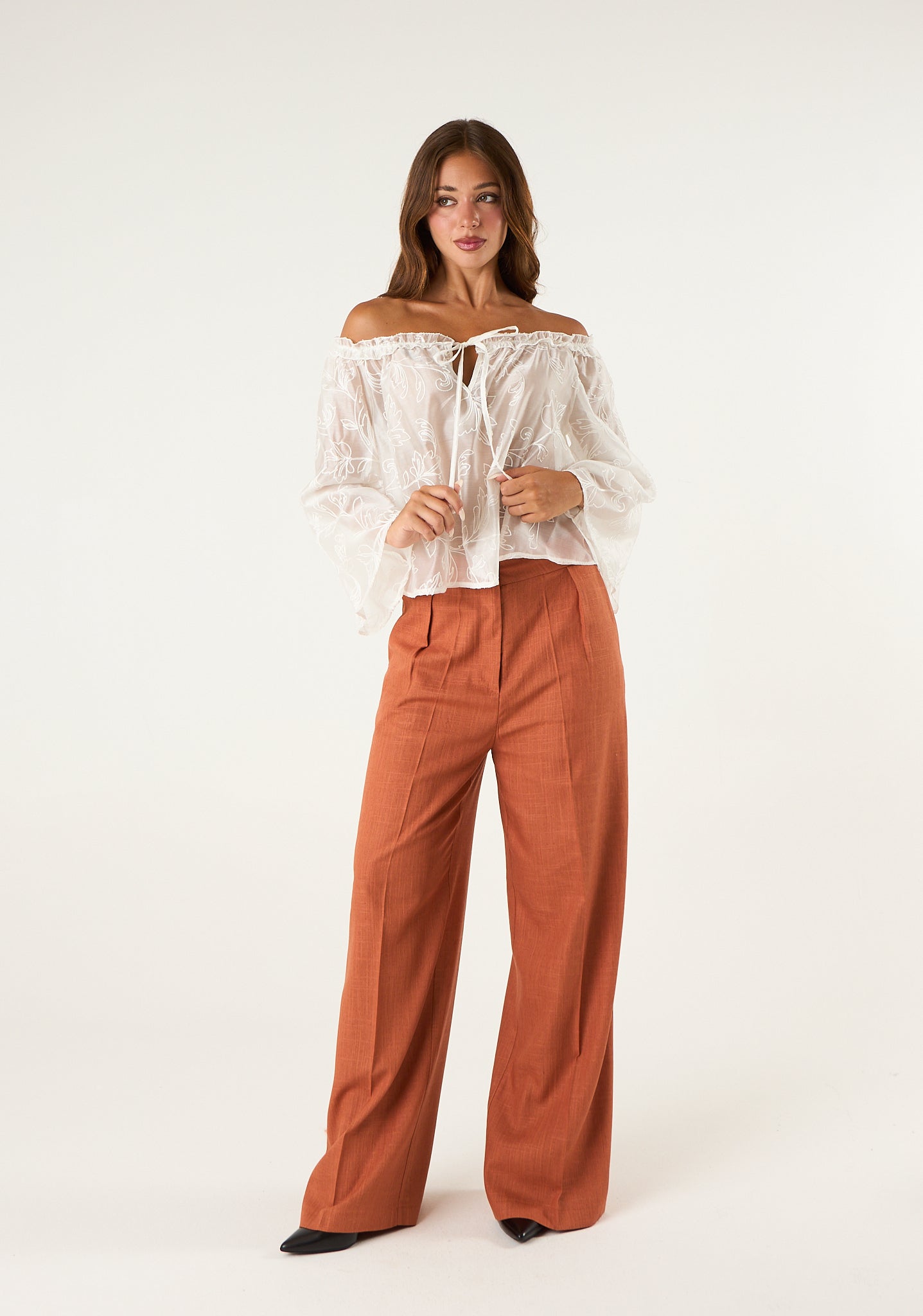 Blusa trasparente con scollo a barca