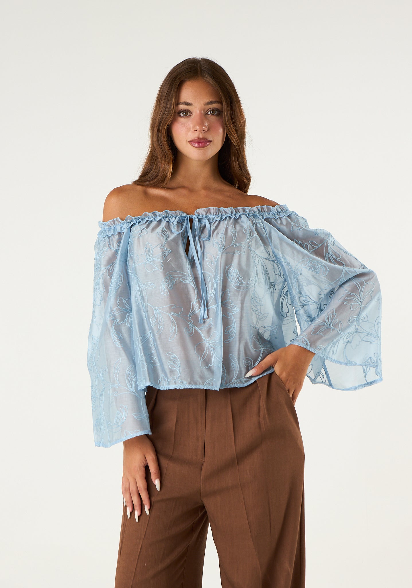 Blusa trasparente con scollo a barca