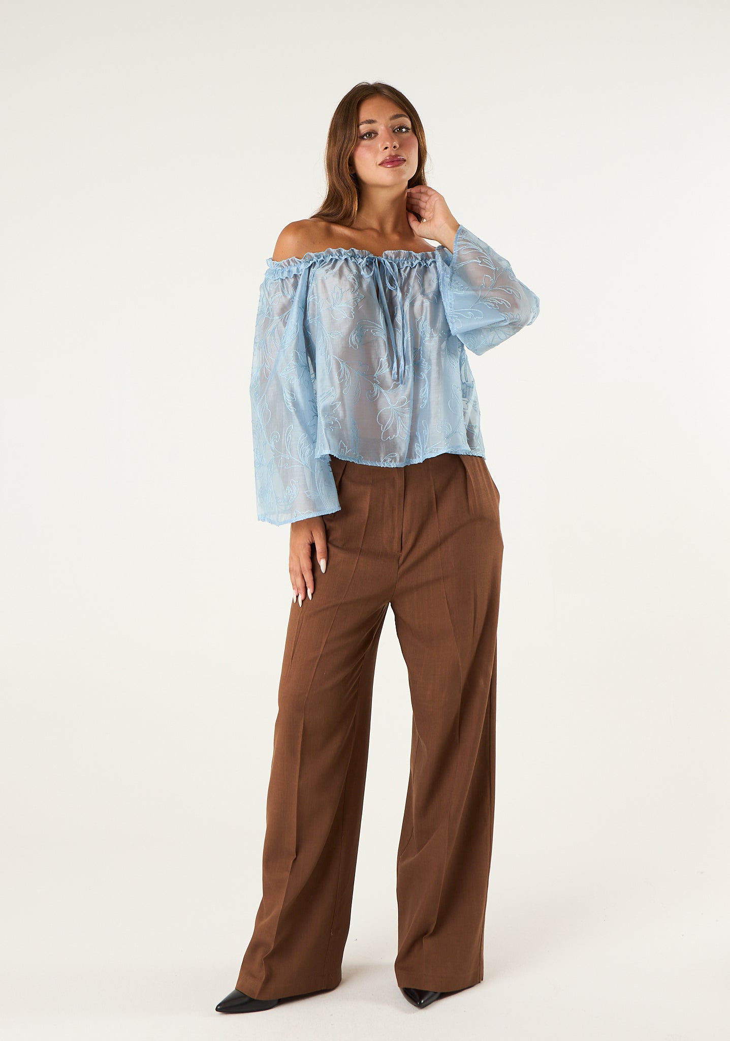 Blusa trasparente con scollo a barca