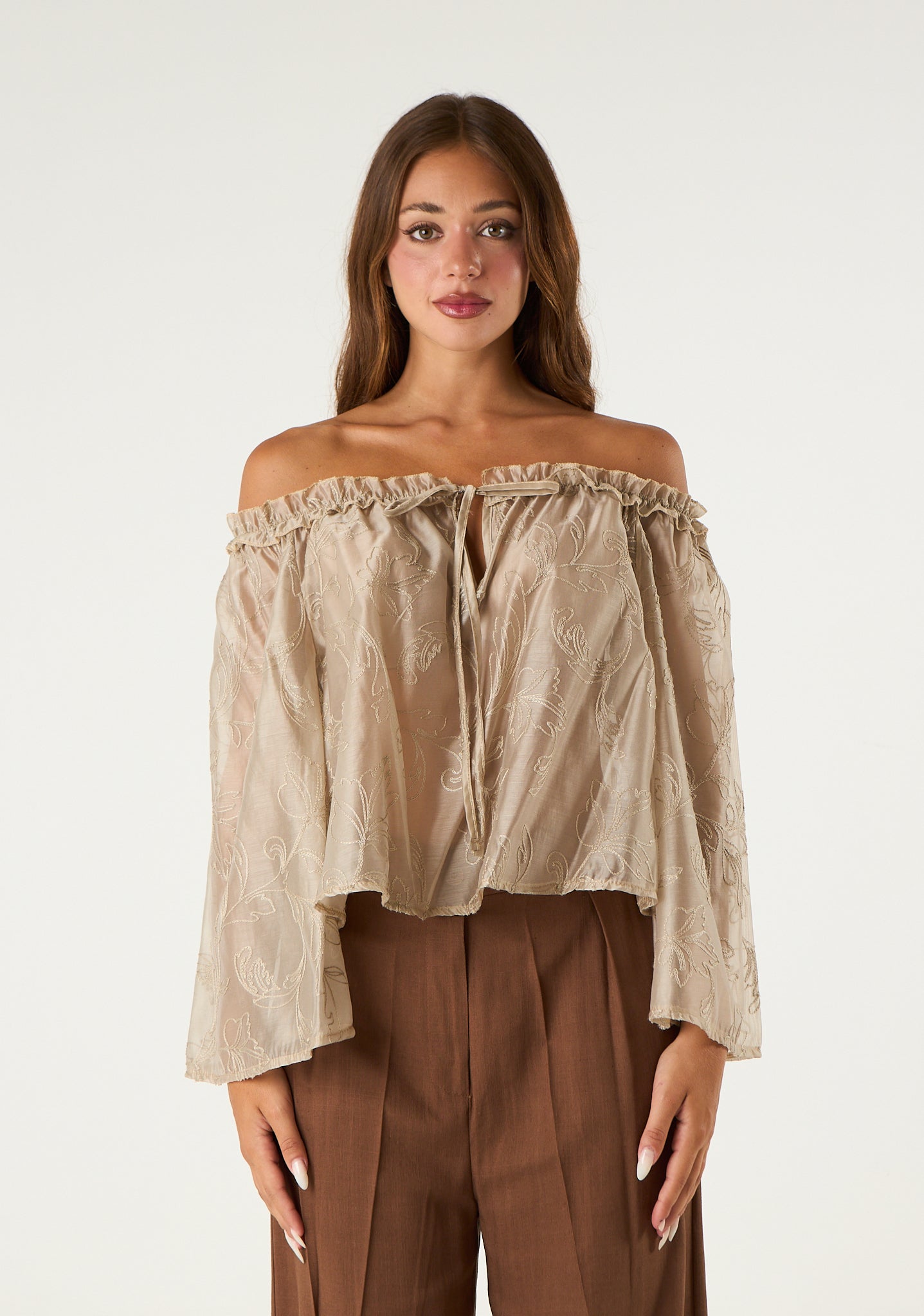 Blusa trasparente con scollo a barca