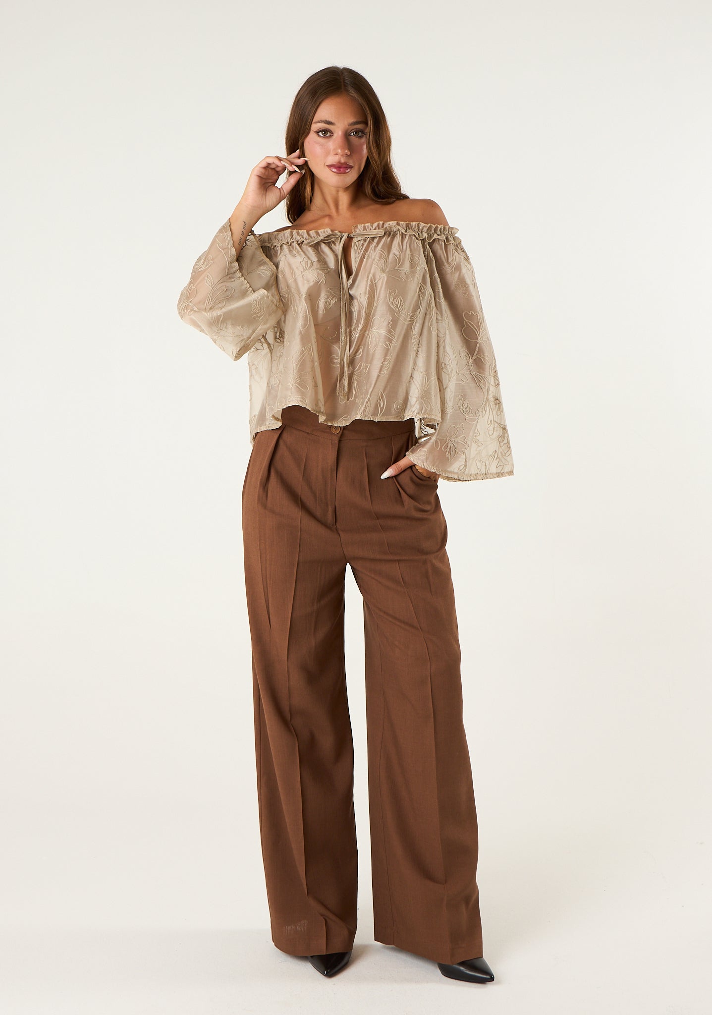 Blusa trasparente con scollo a barca