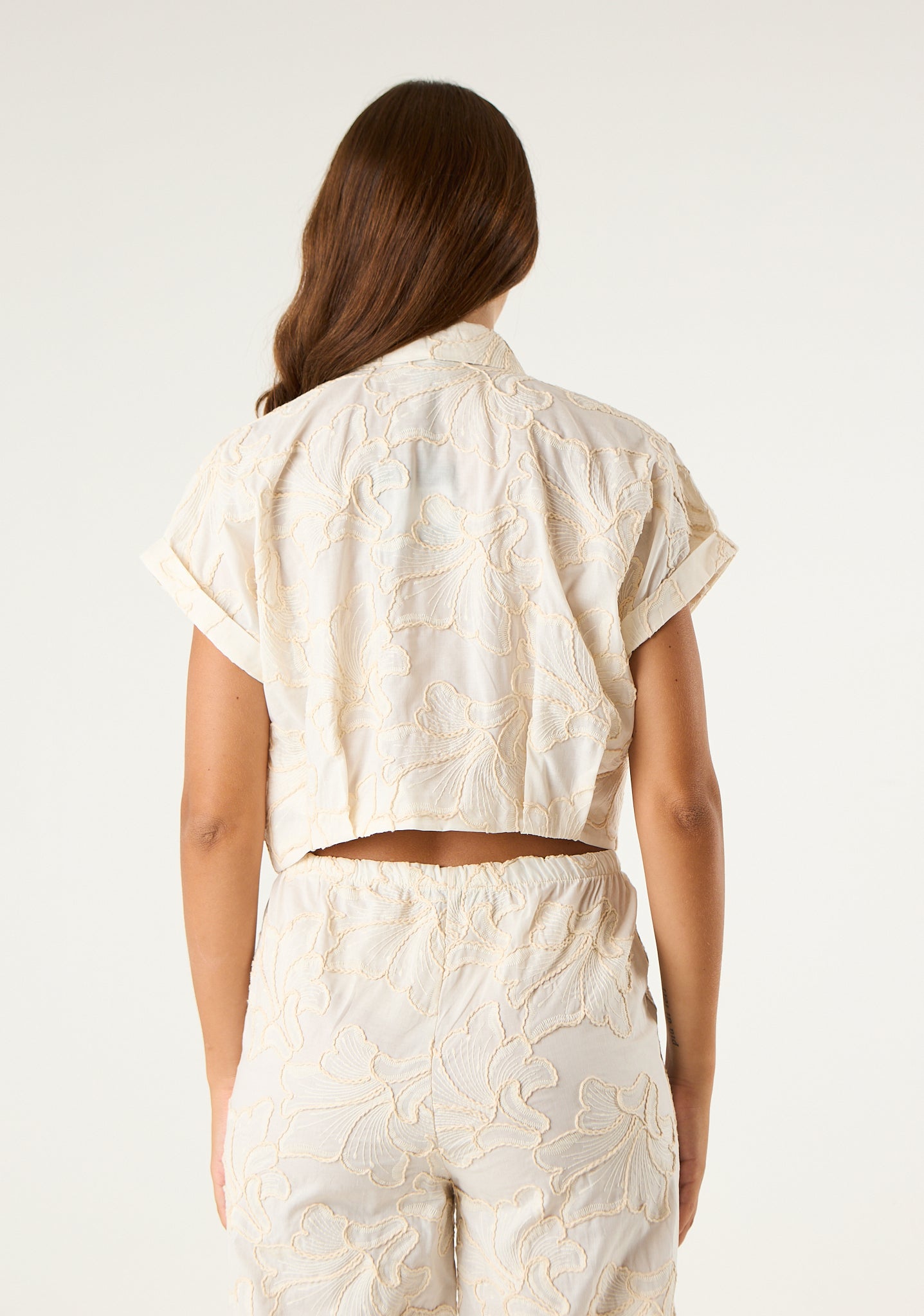 Camicia crop con ricami a rilievo