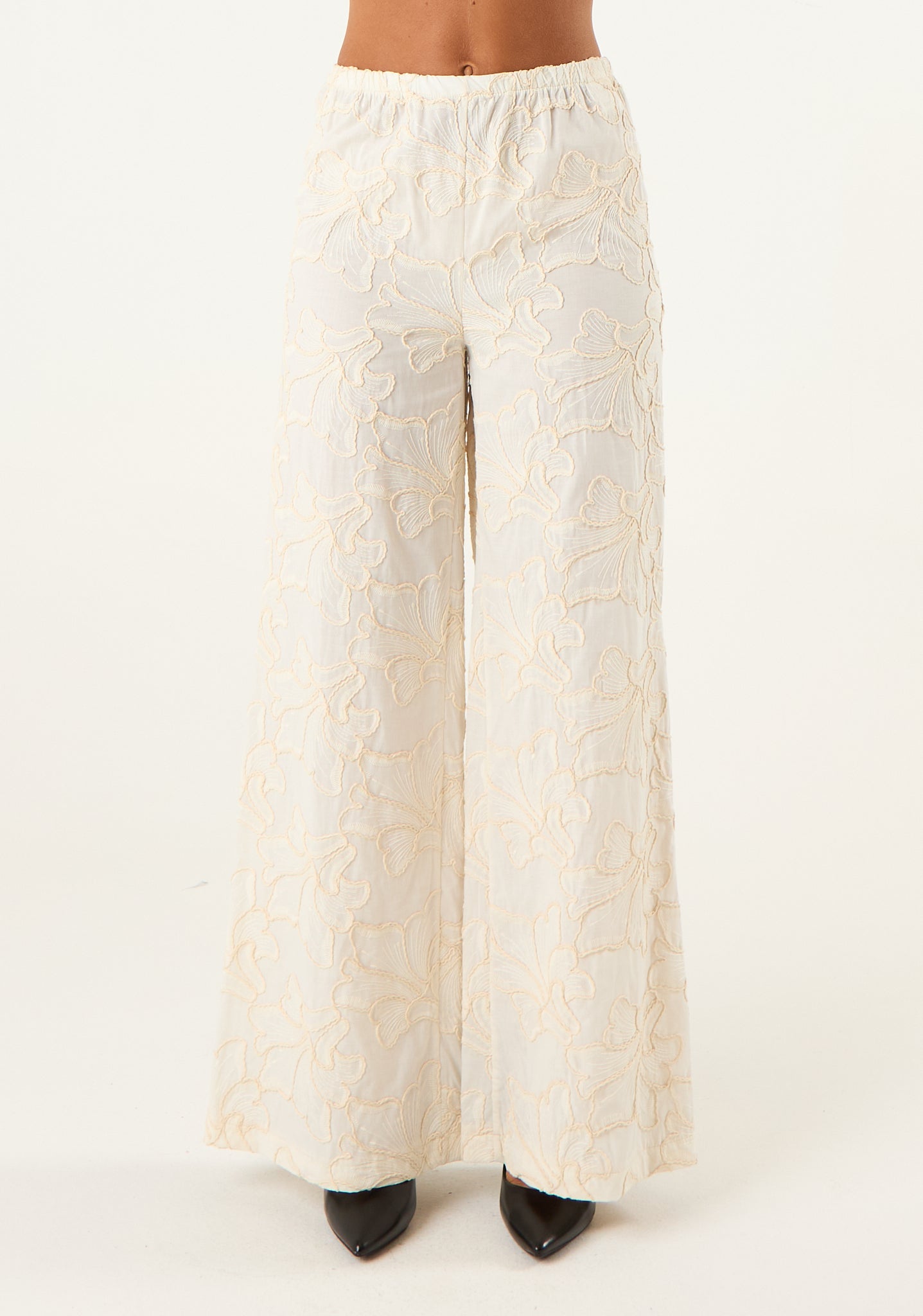 Pantalone palazzo con ricami in rilievo