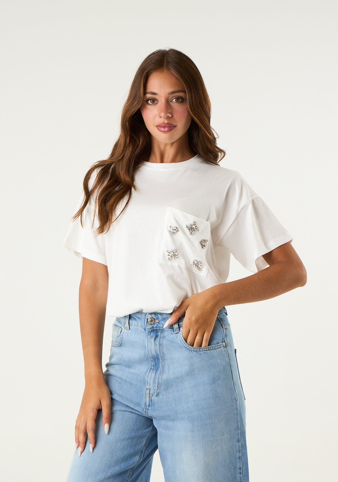 T-shirt con applicazioni frontali