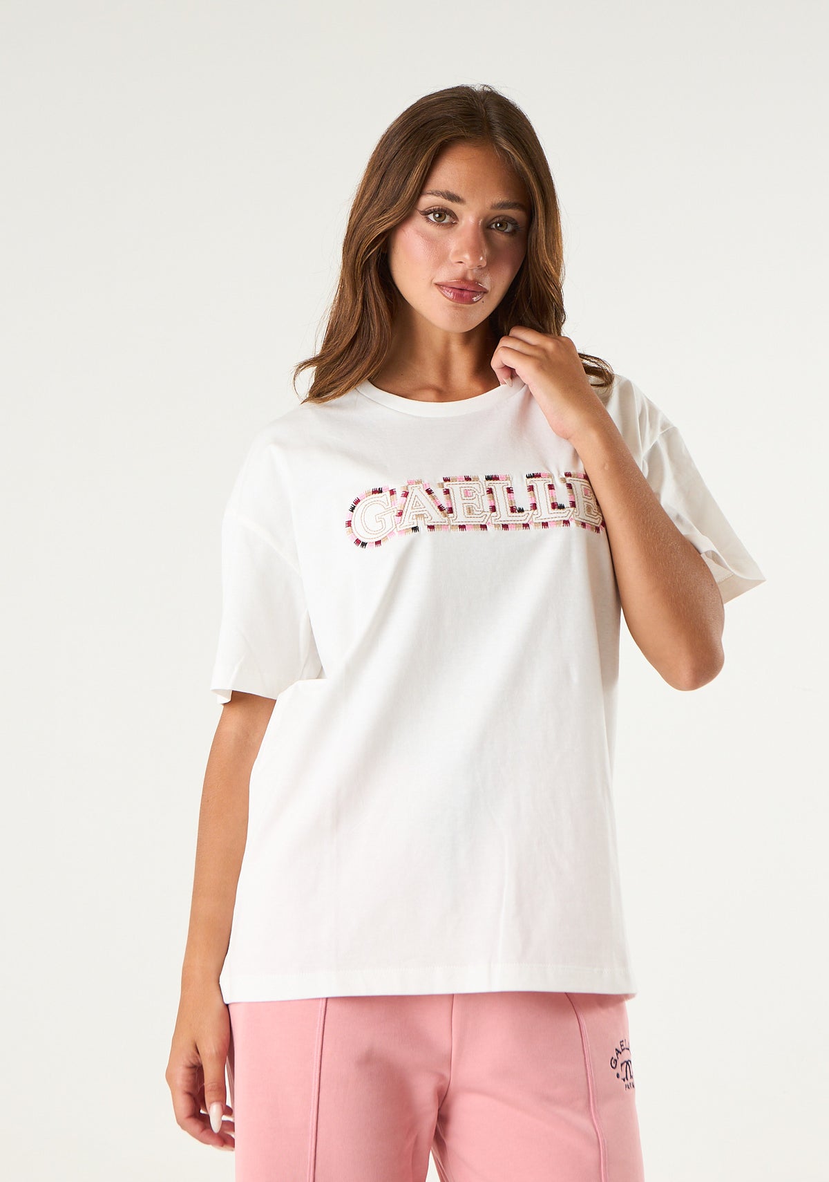T-shirt con ricamo logato