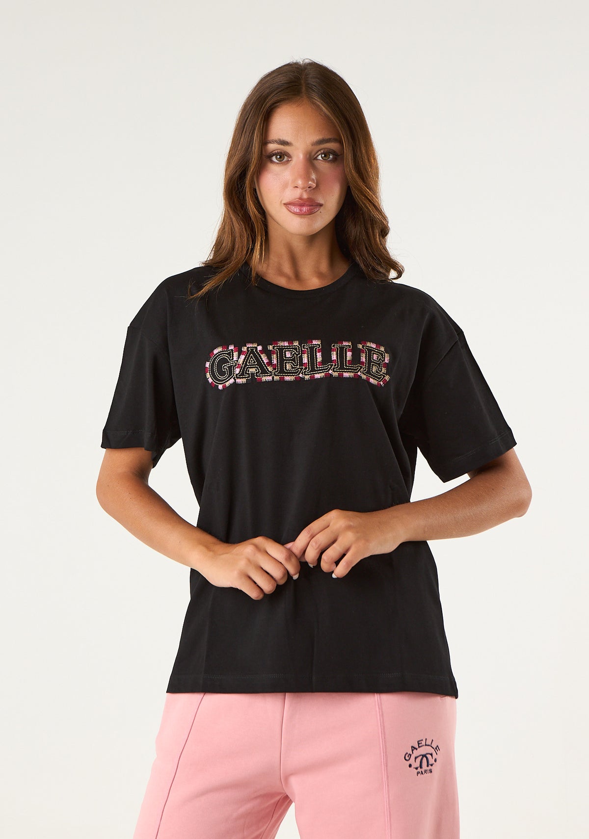 T-shirt con ricamo logato