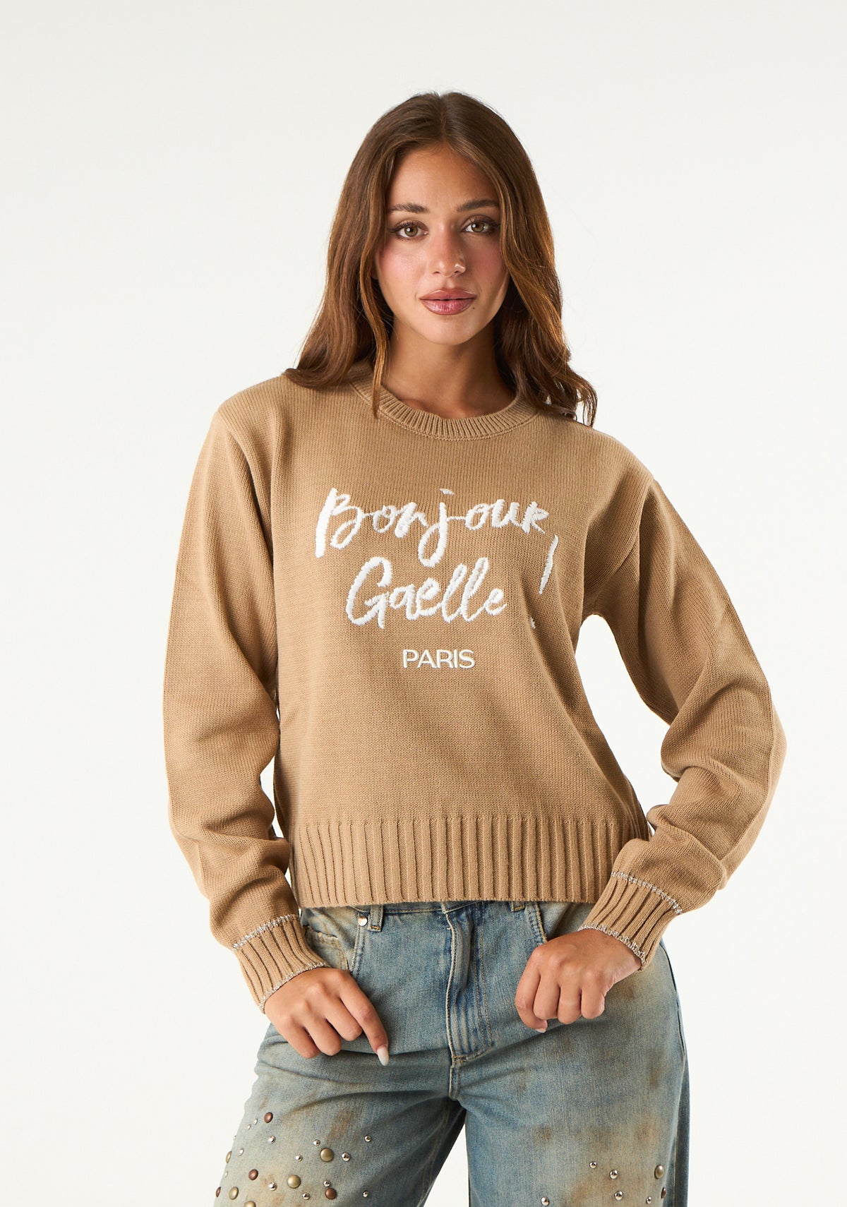 Pullover con frase ricamata