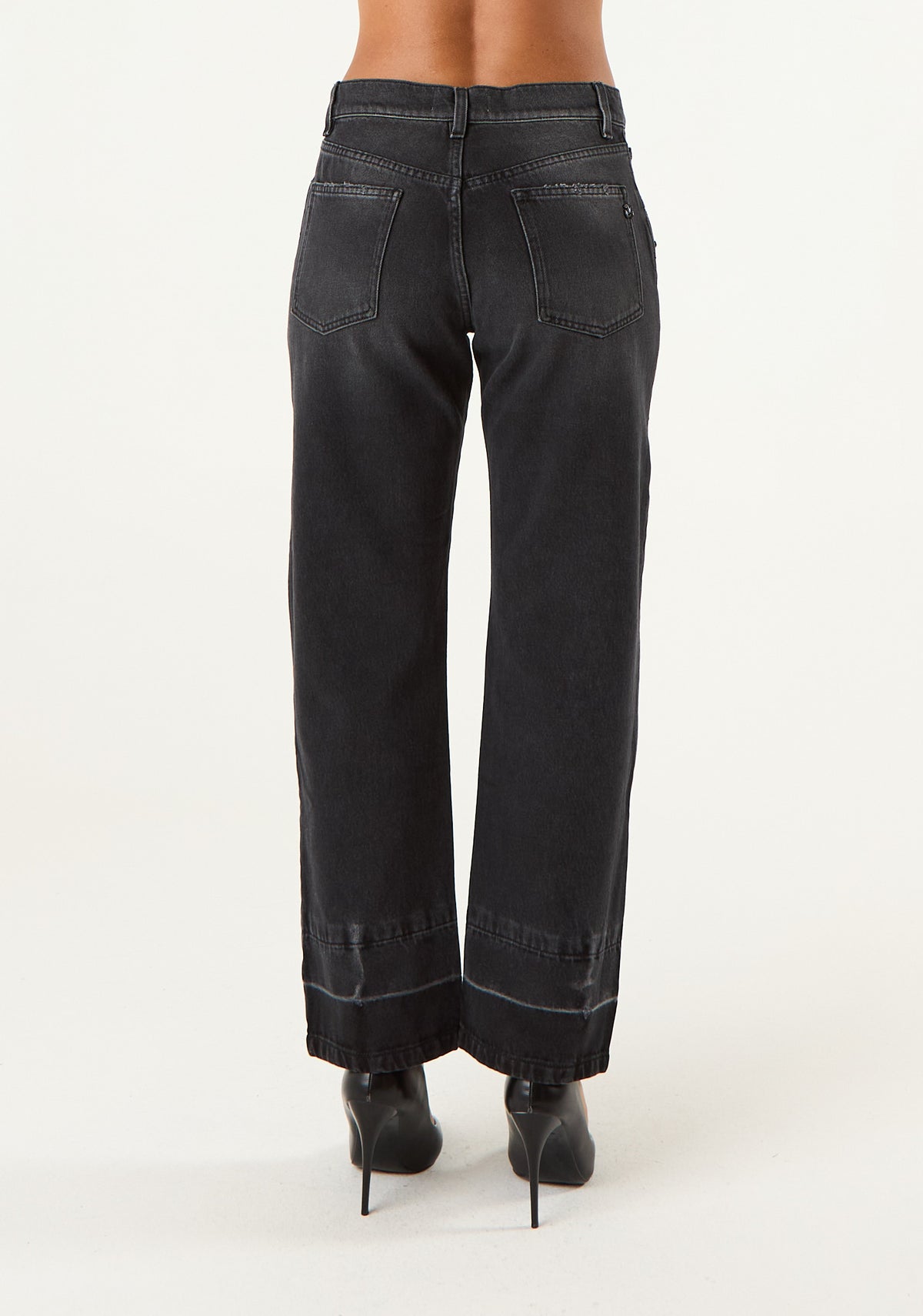 Jeans con borchie nere