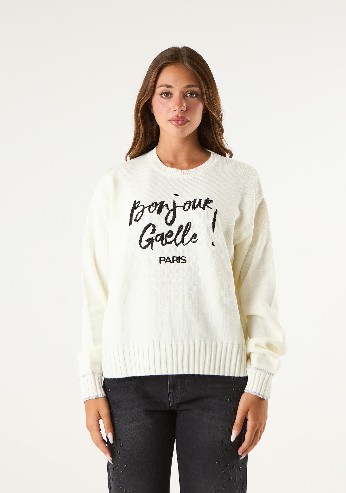 Pullover con frase ricamata