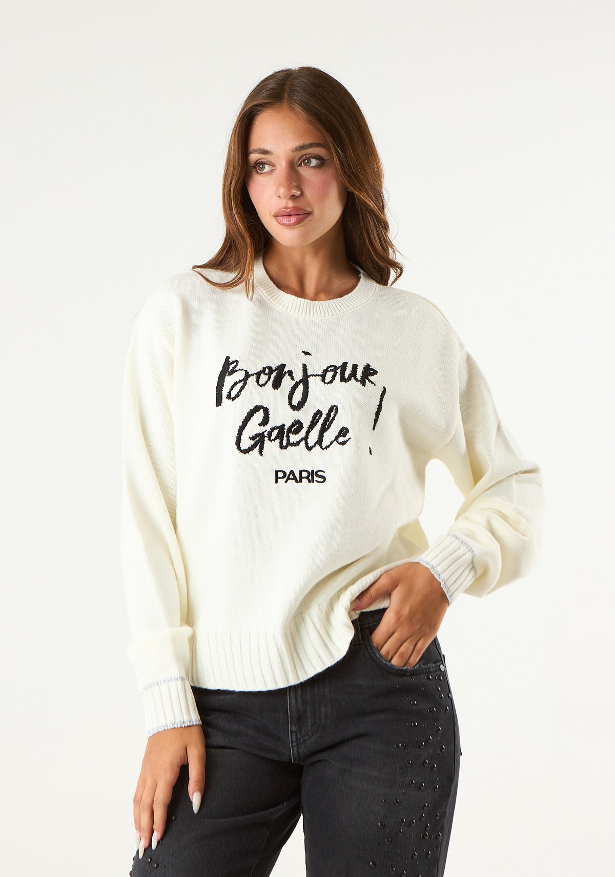 Pullover con frase ricamata