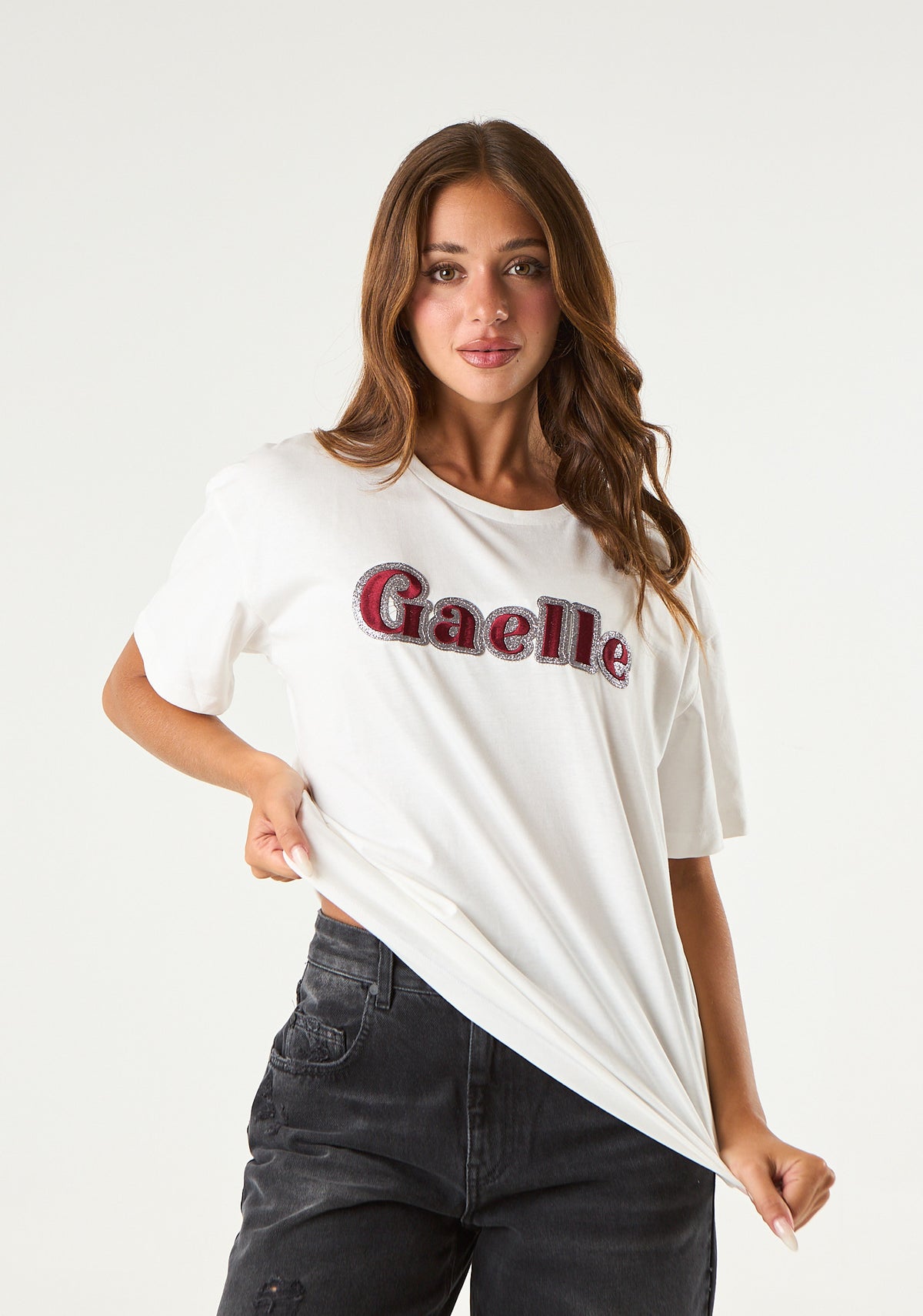 T-shirt con ricamo frontale
