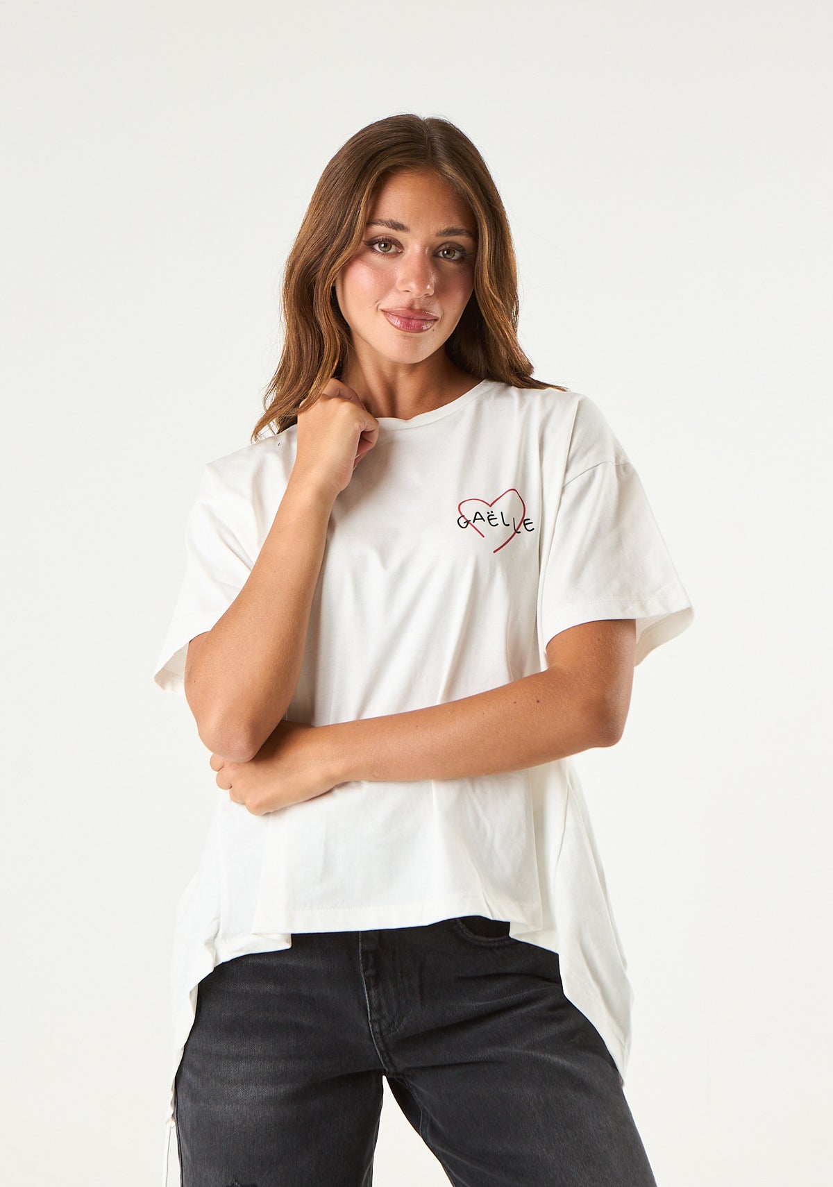 T-shirt cuore con ricamo laterale