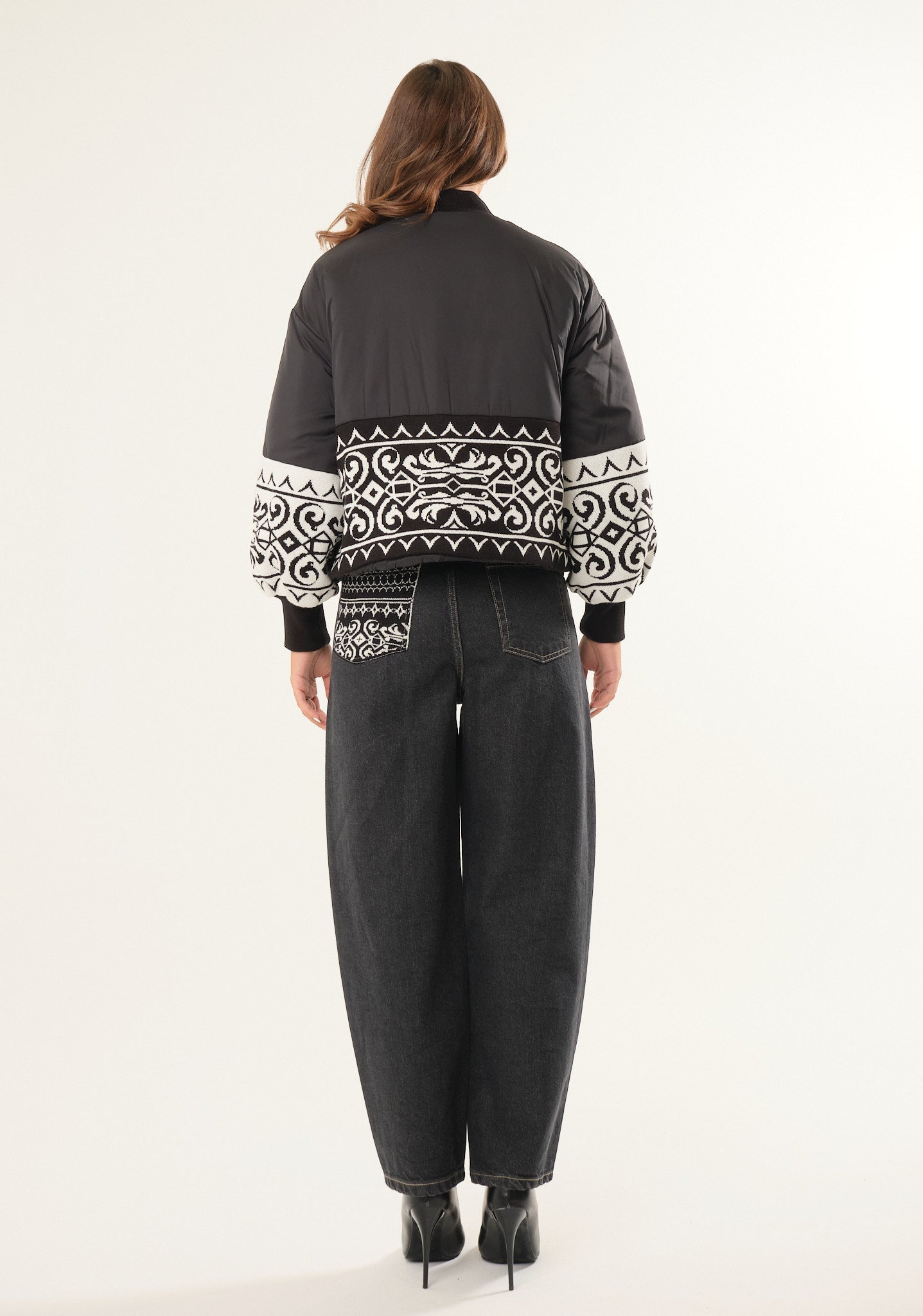 Piumino corto con inserti jacquard