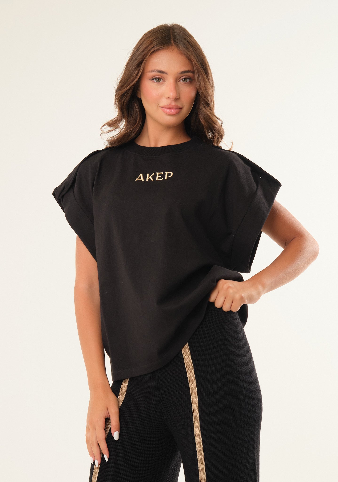 T-shirt con ampio giromanica
