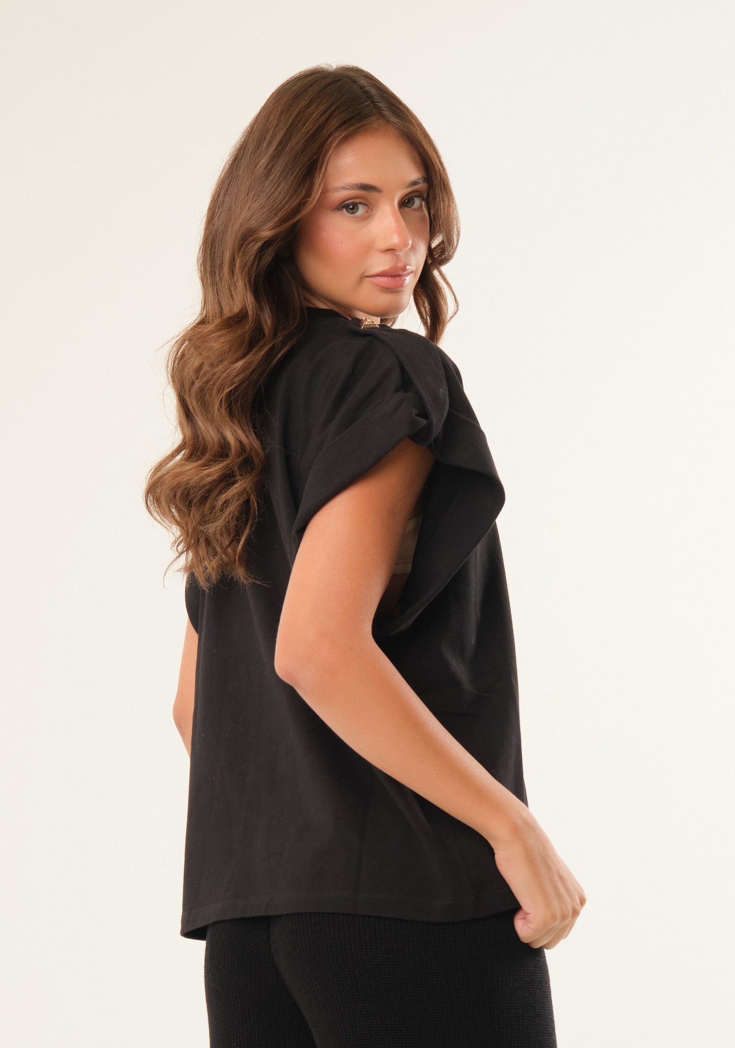 T-shirt con ampio giromanica