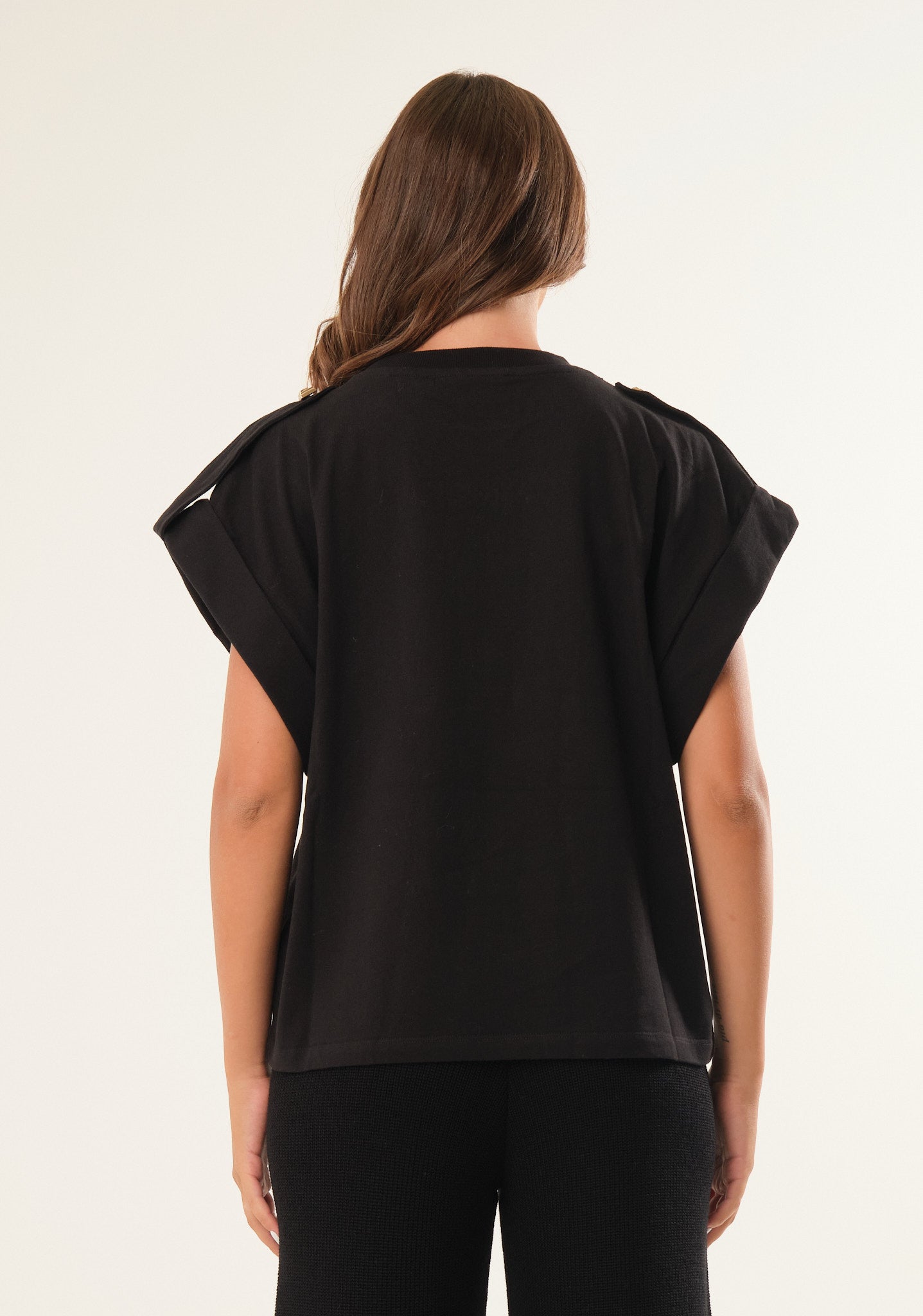 T-shirt con ampio giromanica