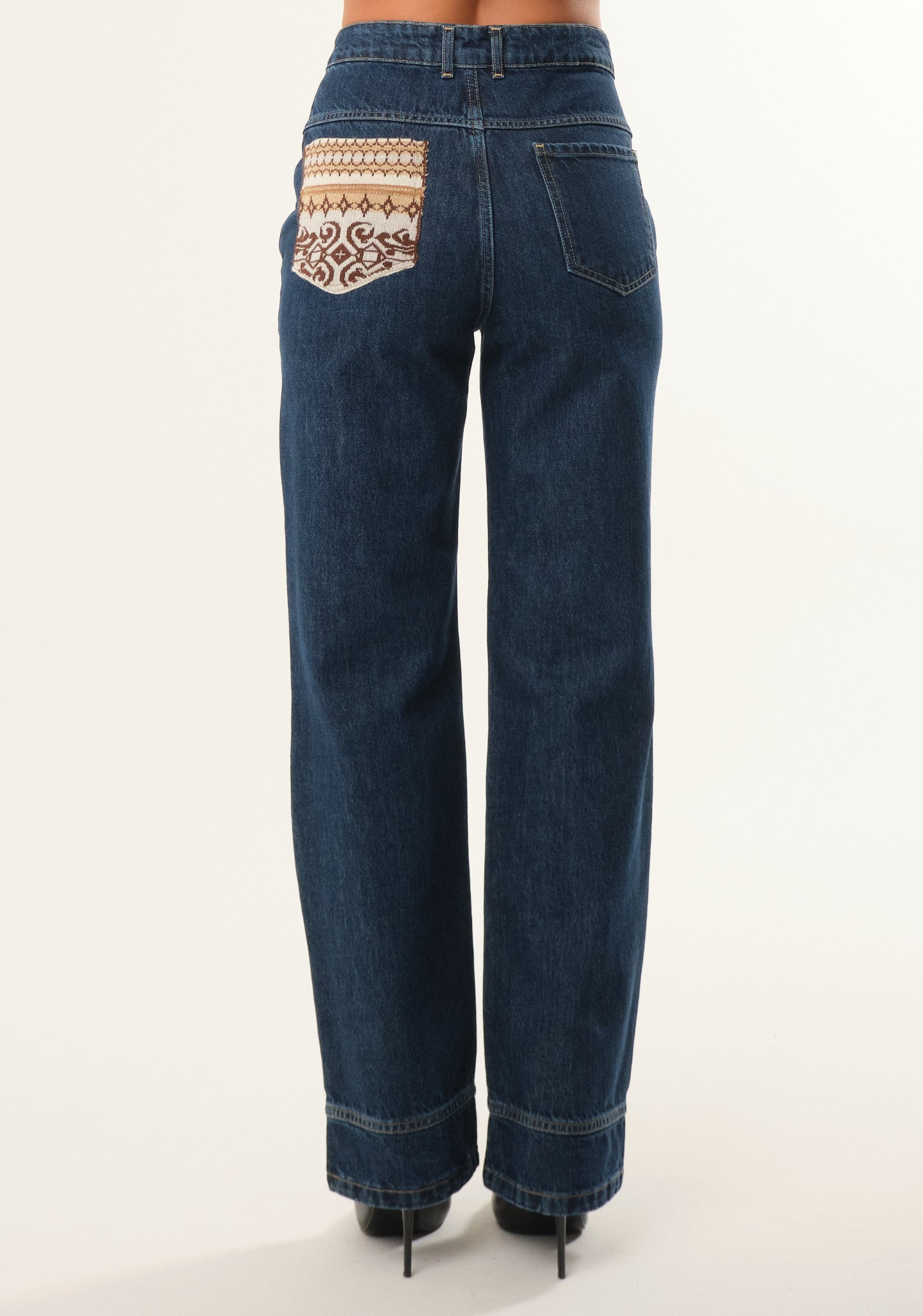 Jeans a vita alta e gamba dritta