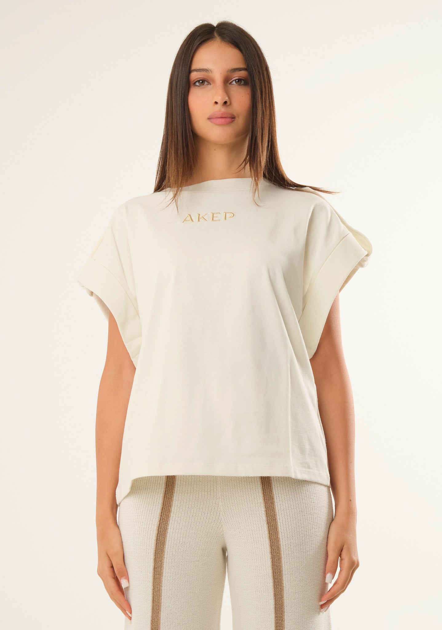 T-shirt con ampio giromanica
