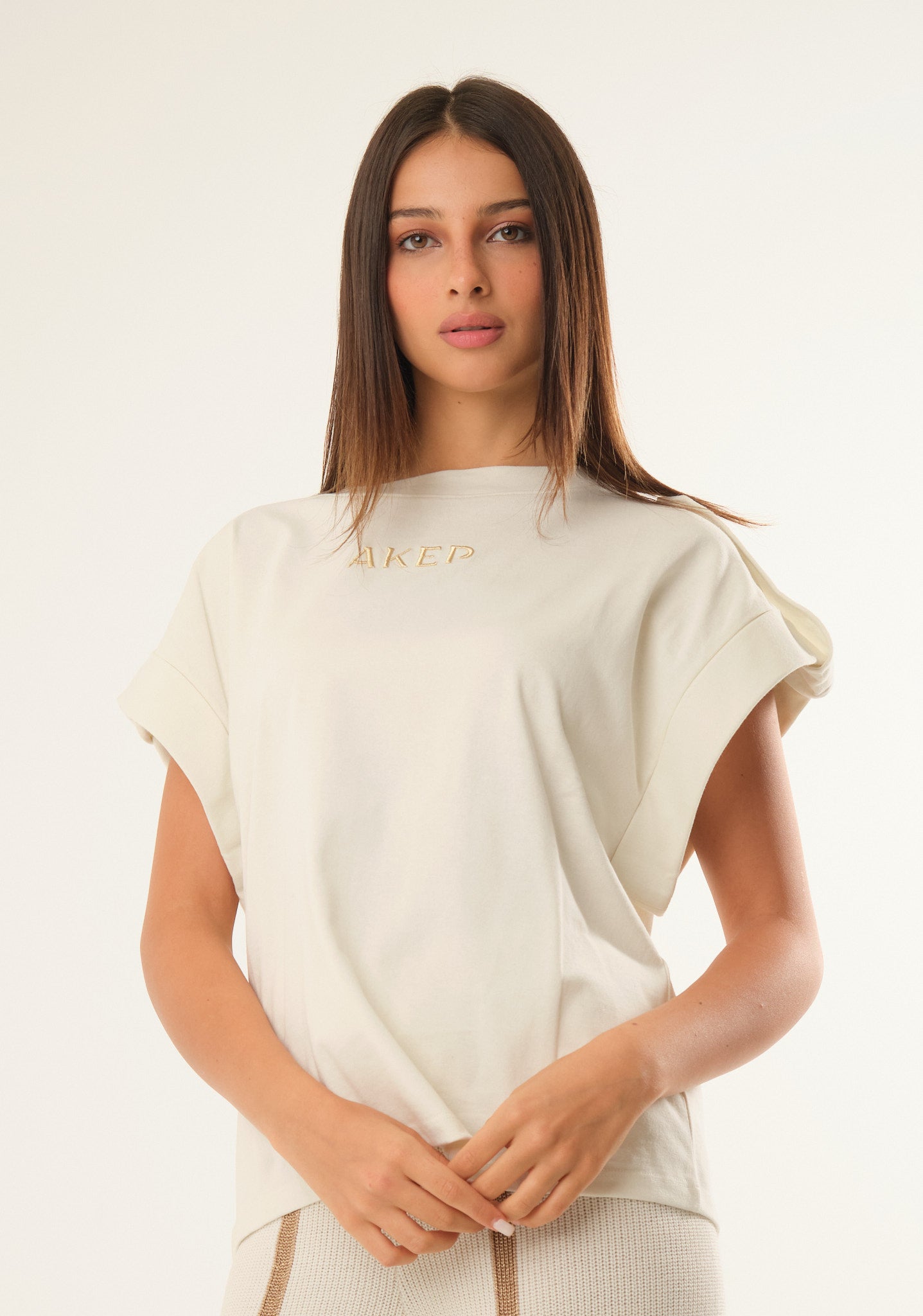 T-shirt con ampio giromanica