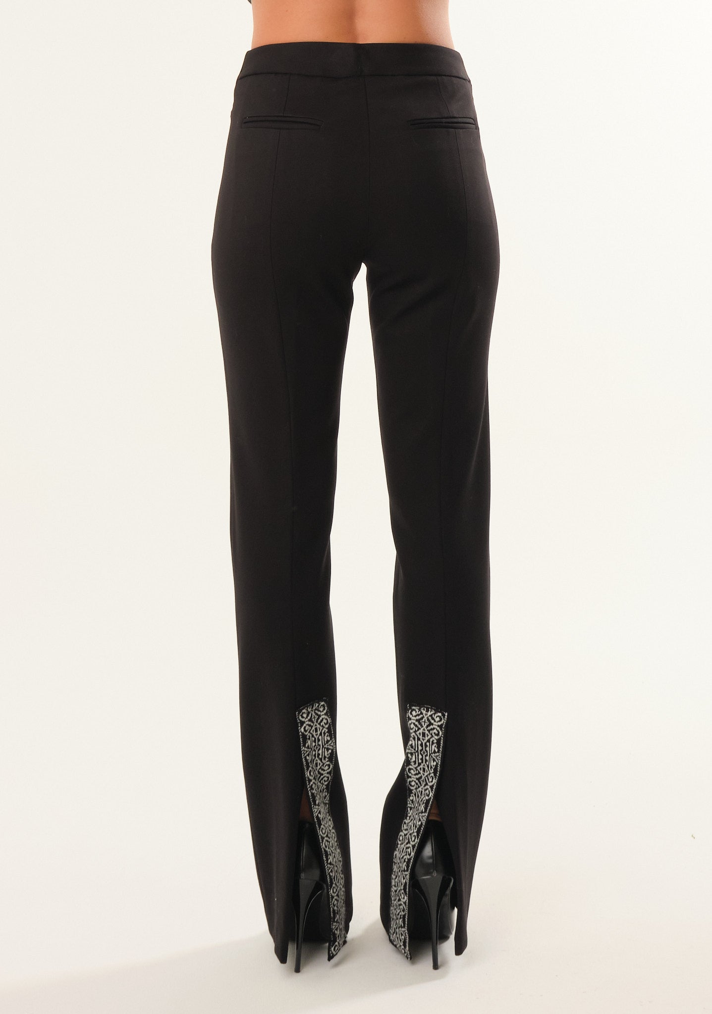 Pantalone con apertura su fondo
