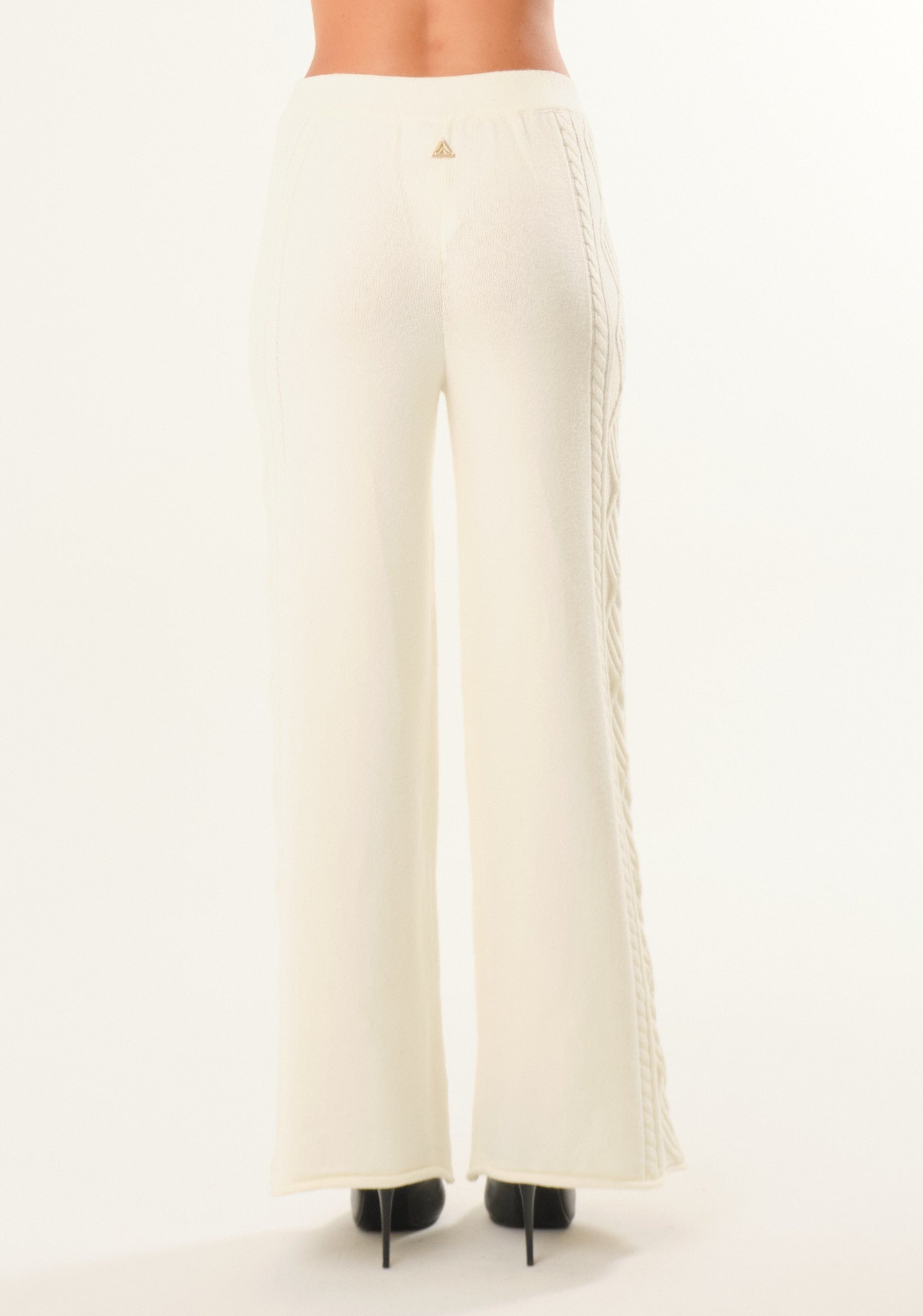 Pantalone palazzo con dettaglio laterale