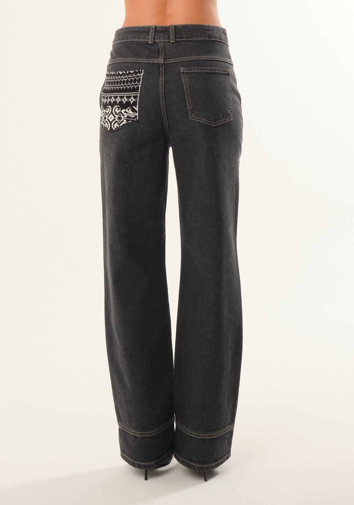 Jeans a vita alta e gamba dritta