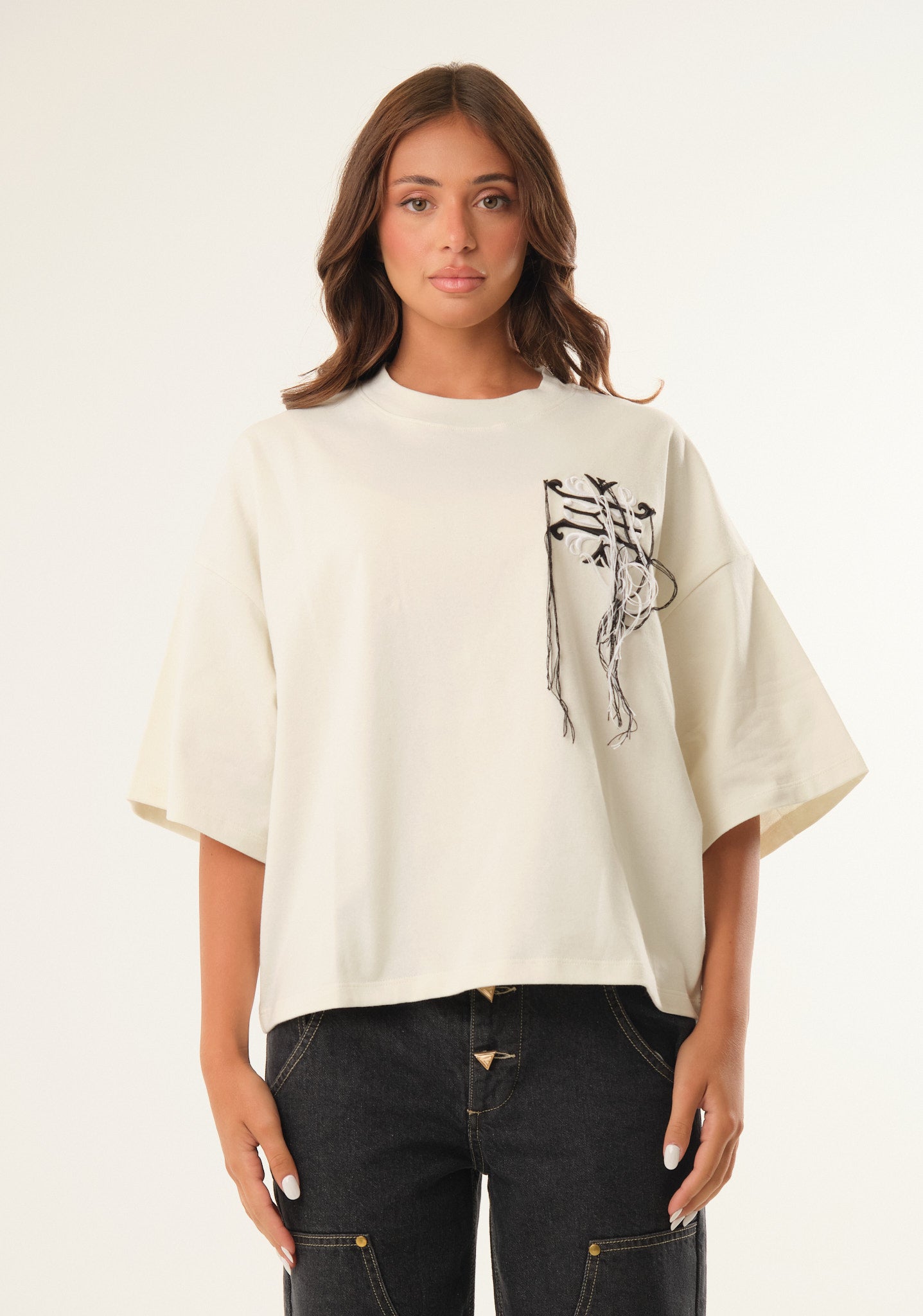 T-shirt con ricamo laterale
