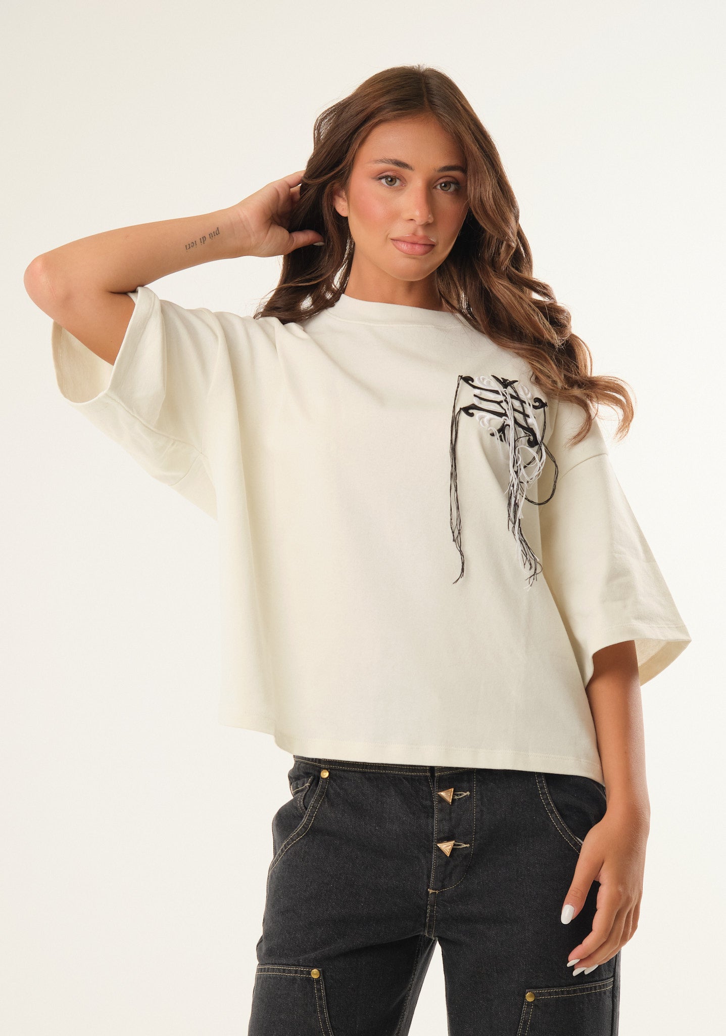 T-shirt con ricamo laterale