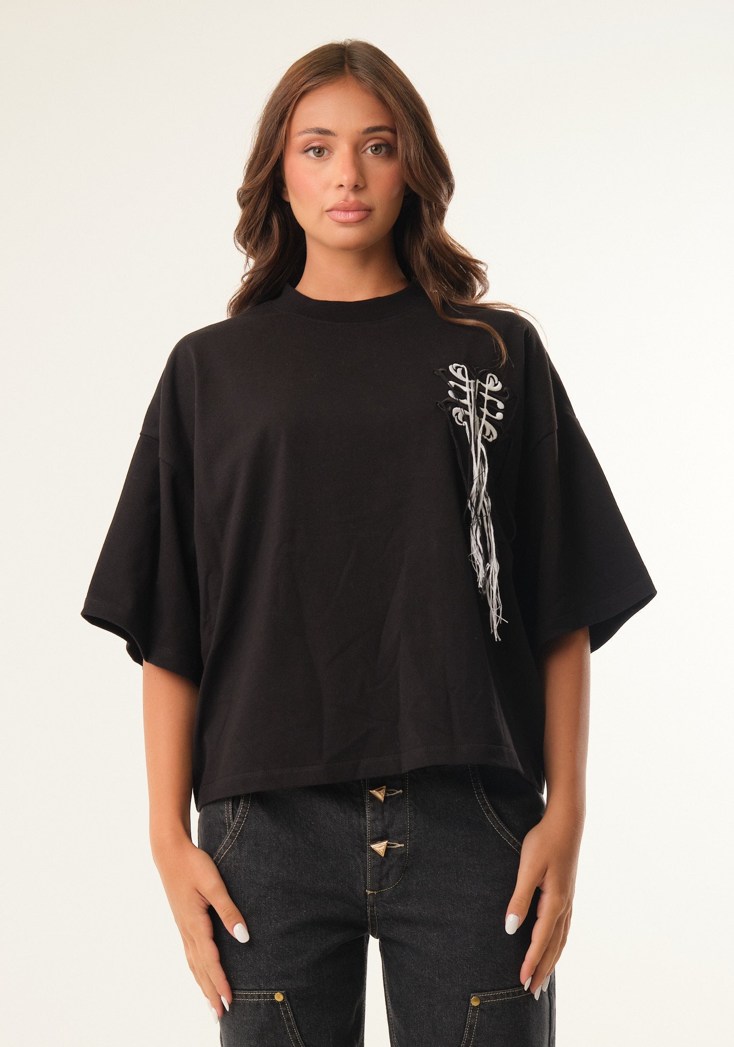 T-shirt con ricamo laterale
