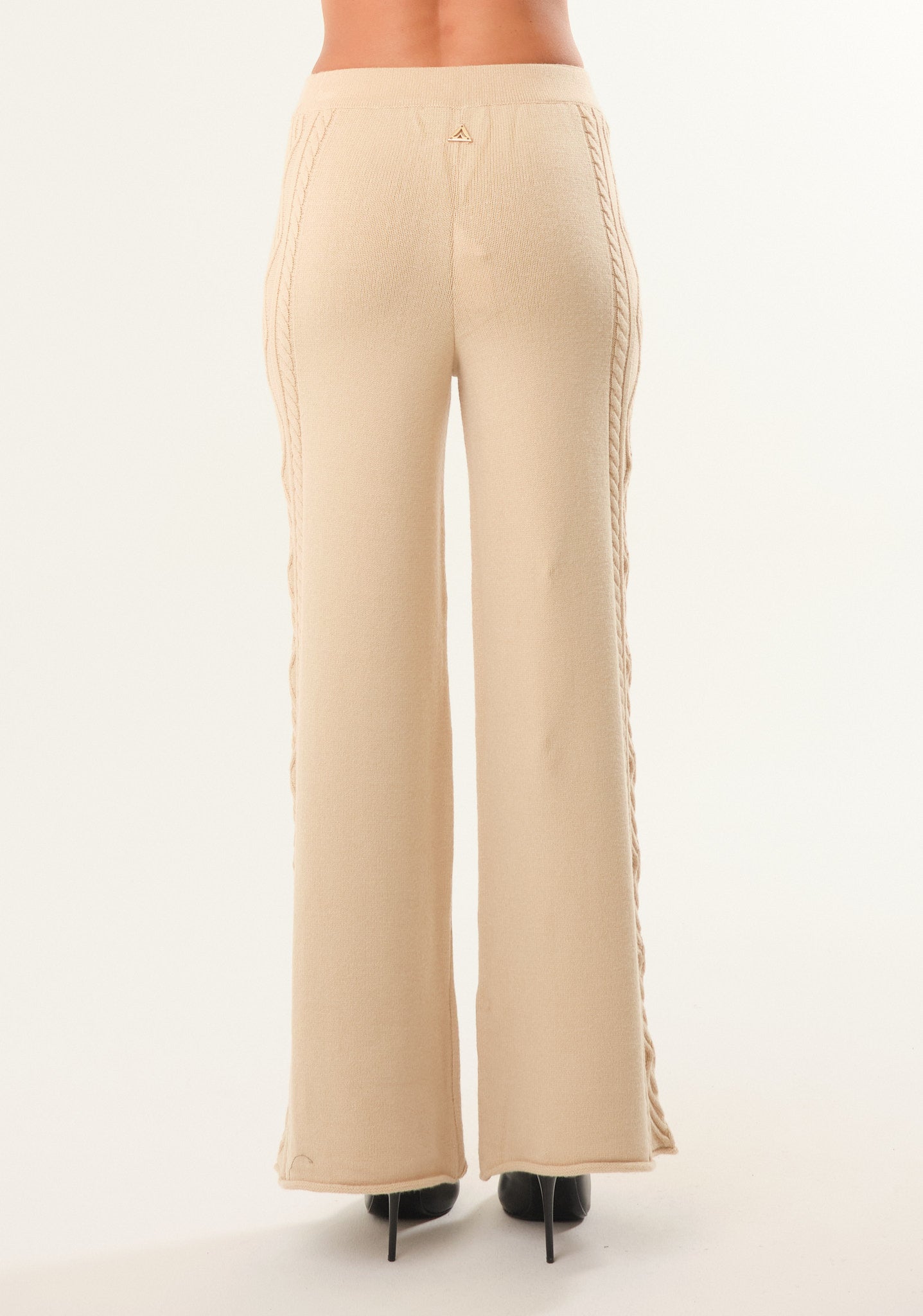 Pantalone palazzo con dettaglio laterale